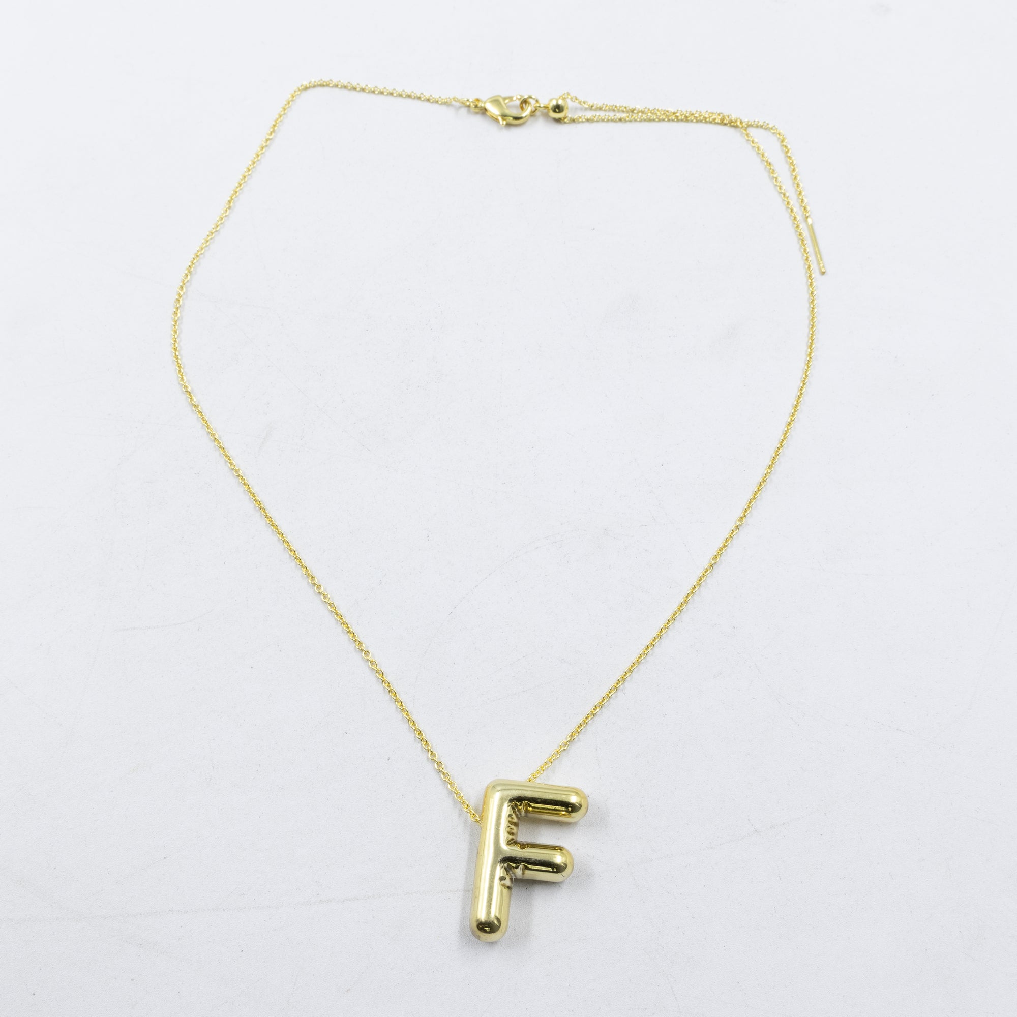 Collar Dorado con Dije de letras Grandes M1 Oro Laminado