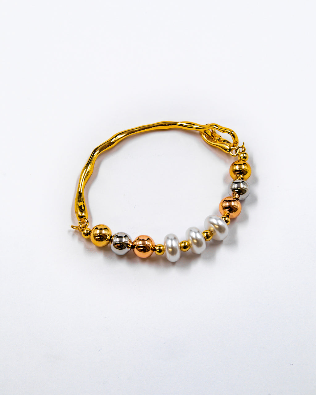 Pulsera rigida con cuentas y dije - M1 Oro Laminado