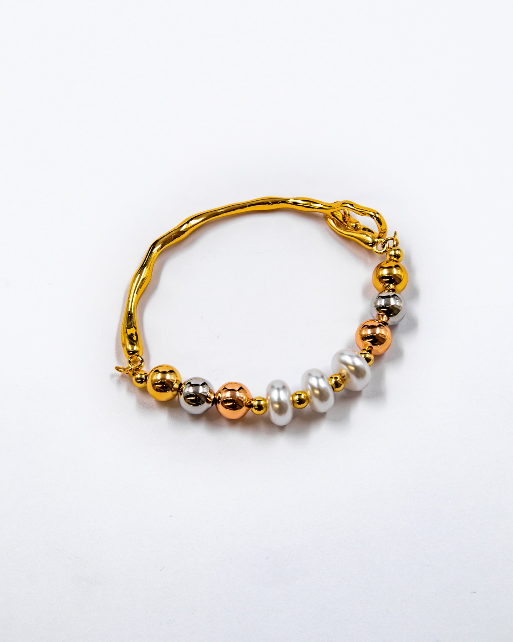 Pulsera rigida con cuentas y dije - M1 Oro Laminado