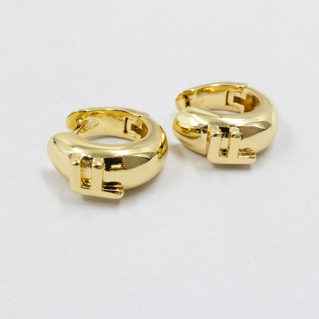 Aretes Dorados con Letra M1 Oro Laminado