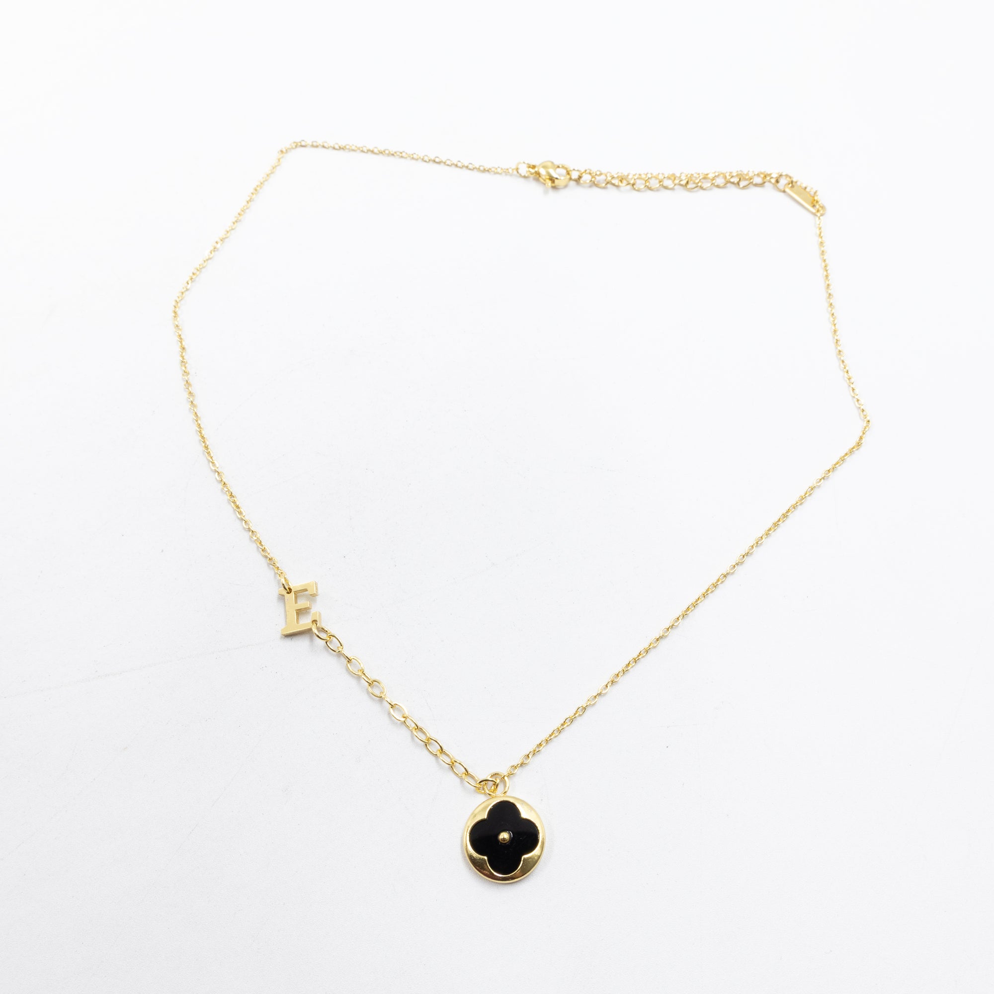 Collares Dorados con dijes de letra A,C,D,E,F,G,J,I,M y dije de Trebol Negro M7 Oro Laminado