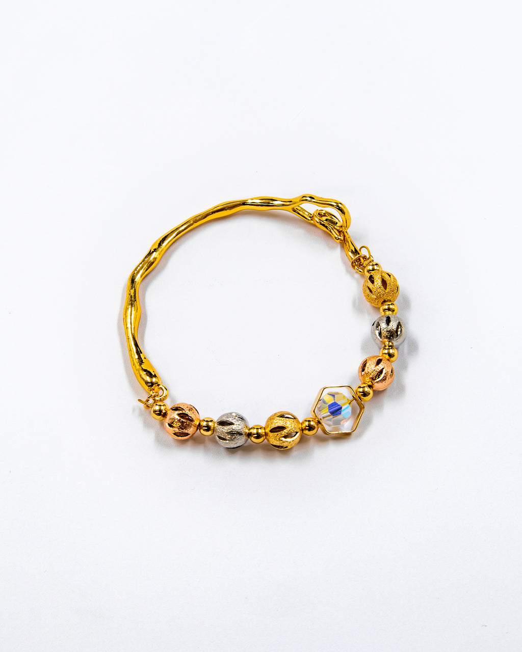 Pulsera rigida con cuentas y dije - M2 Oro Laminado