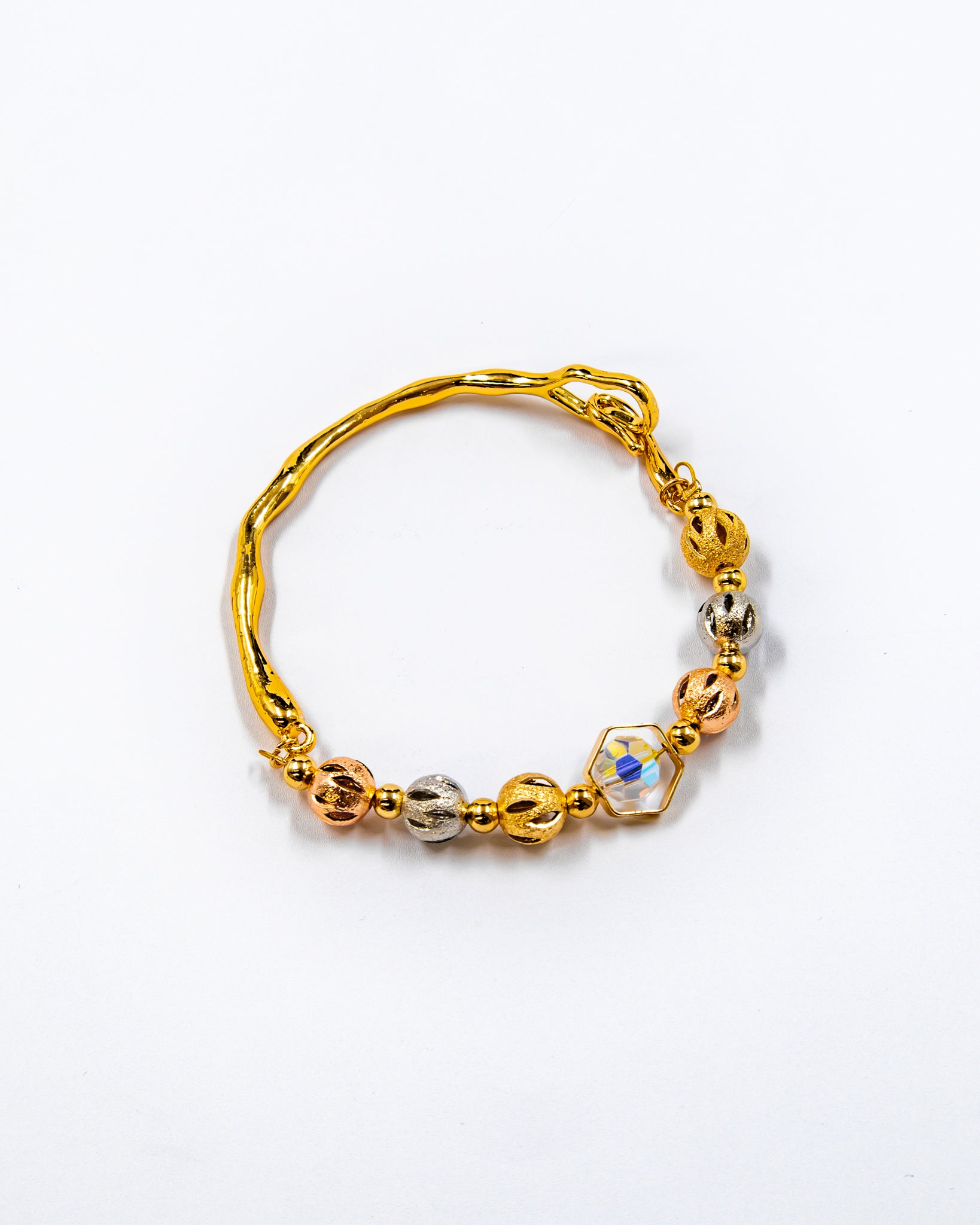 Pulsera rigida con cuentas y dije - M2 Oro Laminado