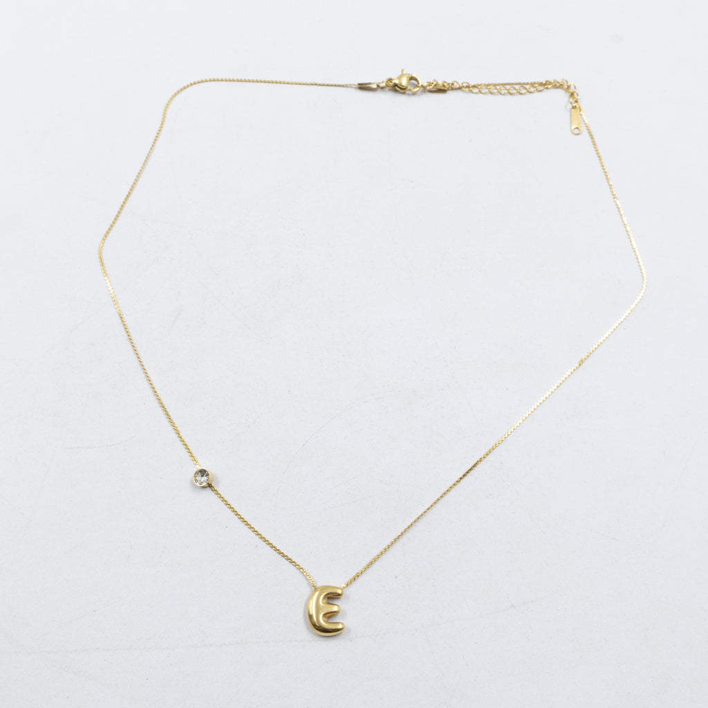 Collar Dorado con Dije de letras pequeñas M1 Oro Laminado