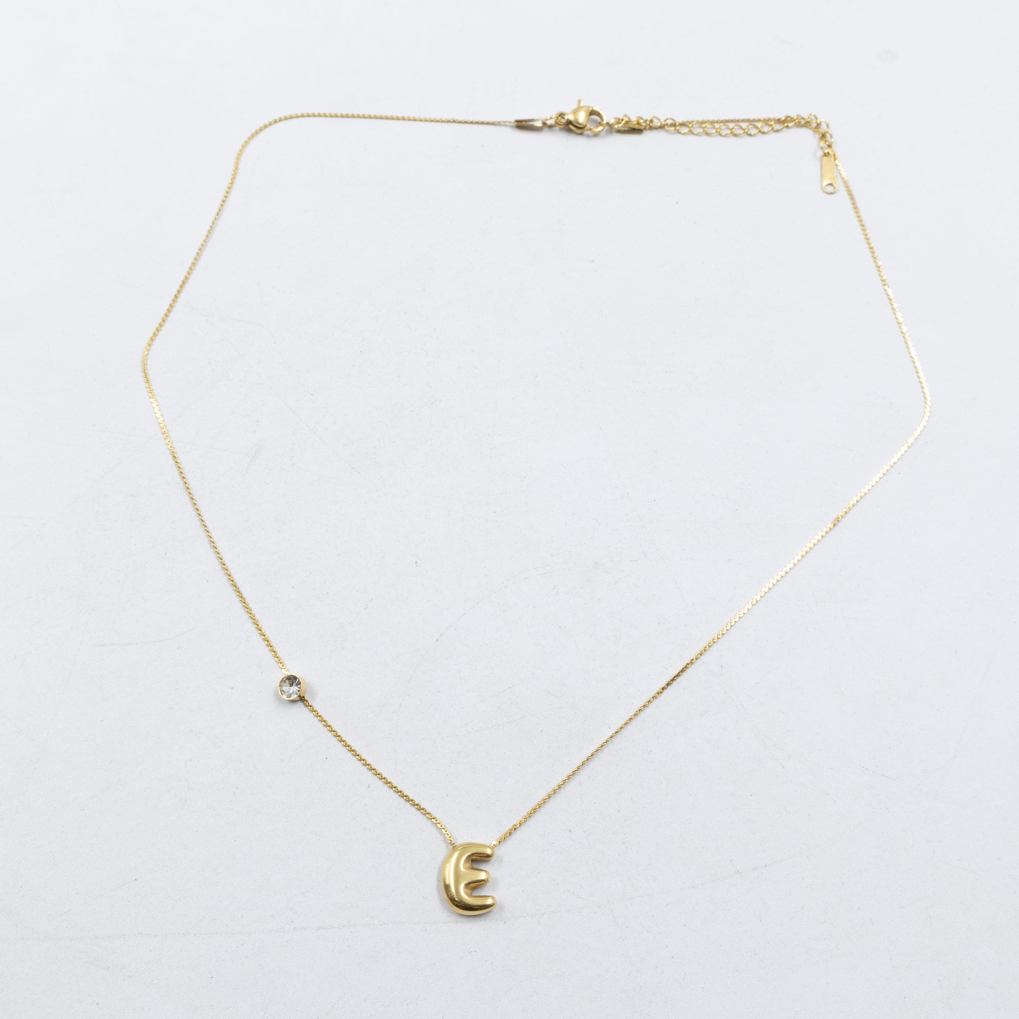 Collar Dorado con Dije de letras pequeñas M1 Oro Laminado
