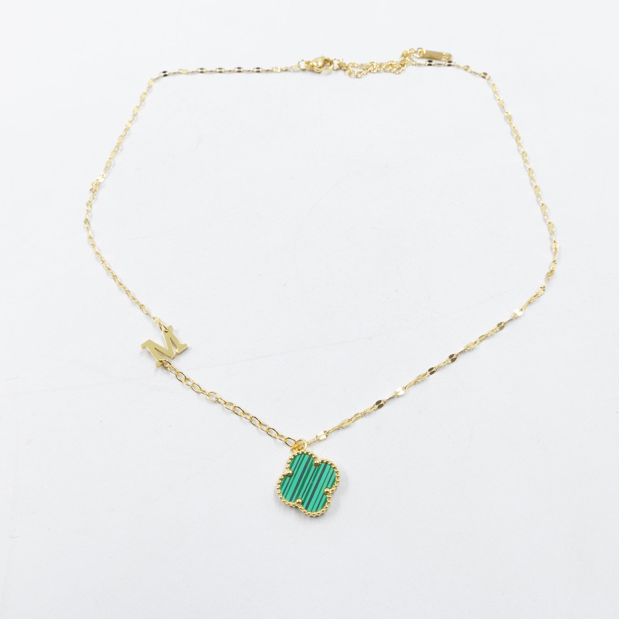 Collares Dorados con dijes de letra L, M, N y dije de Trebol M4 Oro Laminado