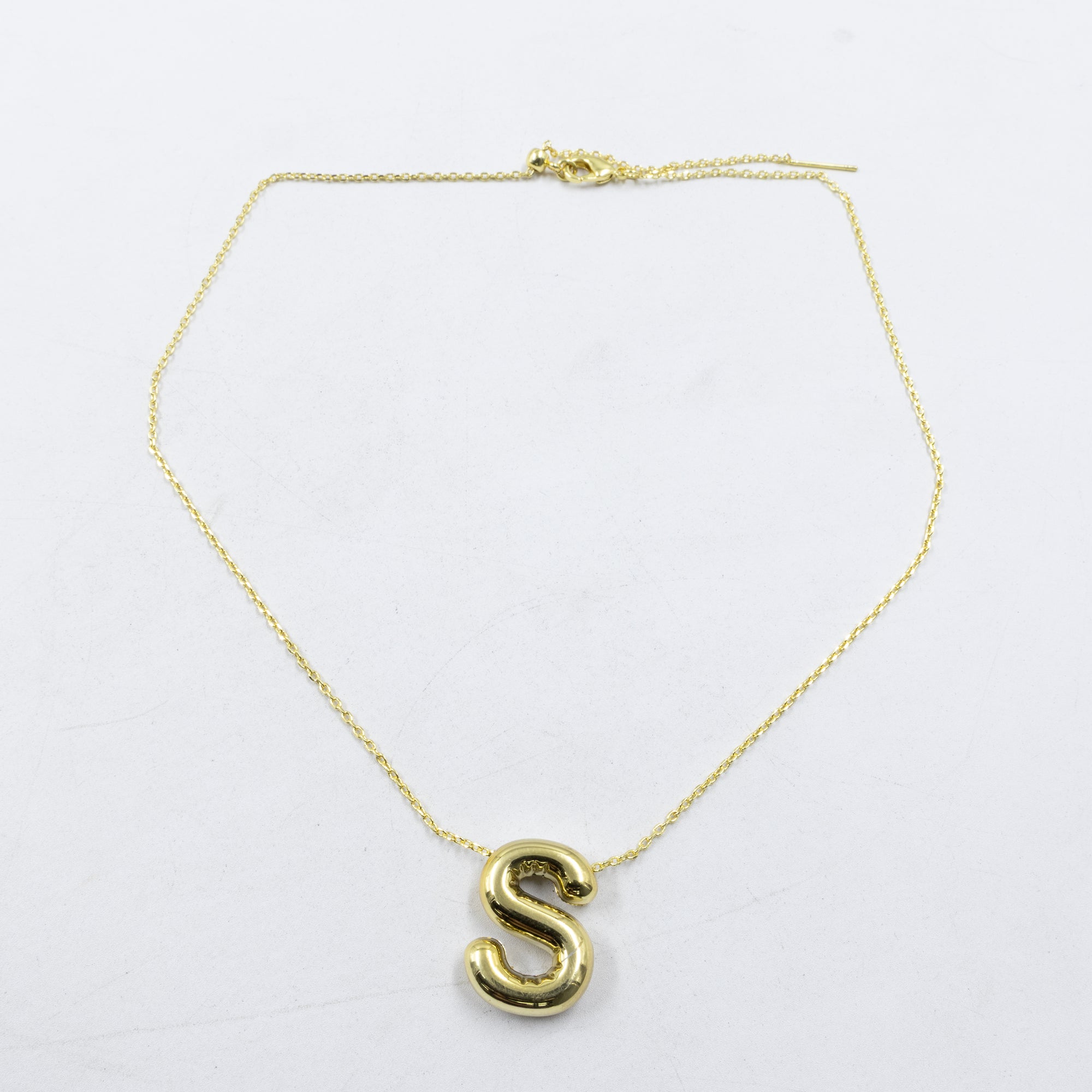 Collar Dorado con Dije de letras Grandes M2 Oro Laminado
