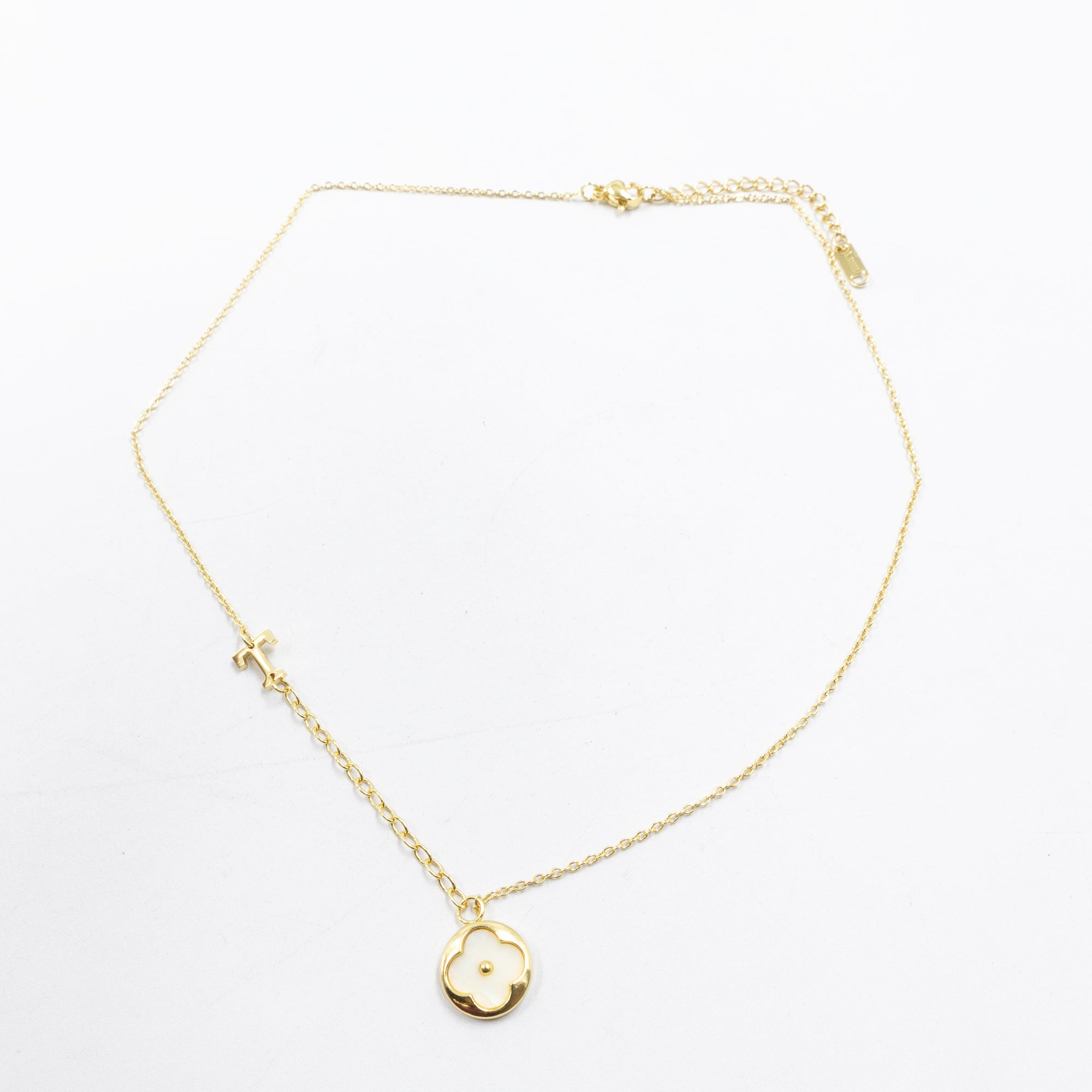 Collares Dorados con dijes de letra S,T,V y dije de Trebol M6 Oro Laminado