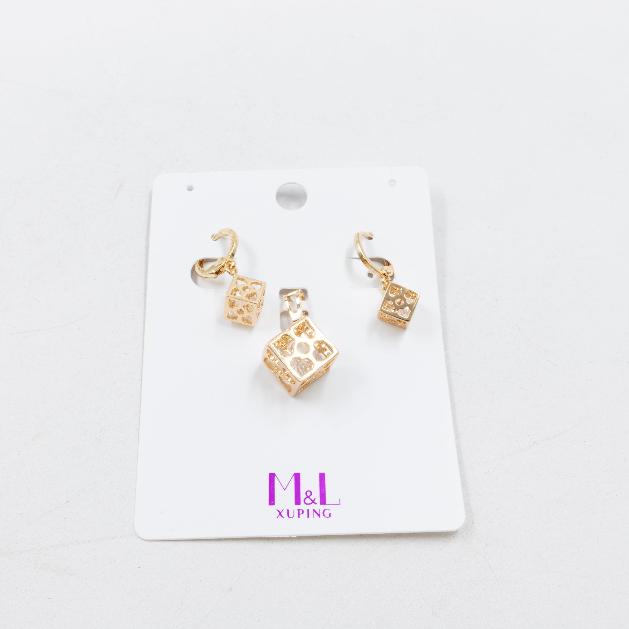 Conjunto de de Aretes y Dije M3 Oro Laminado