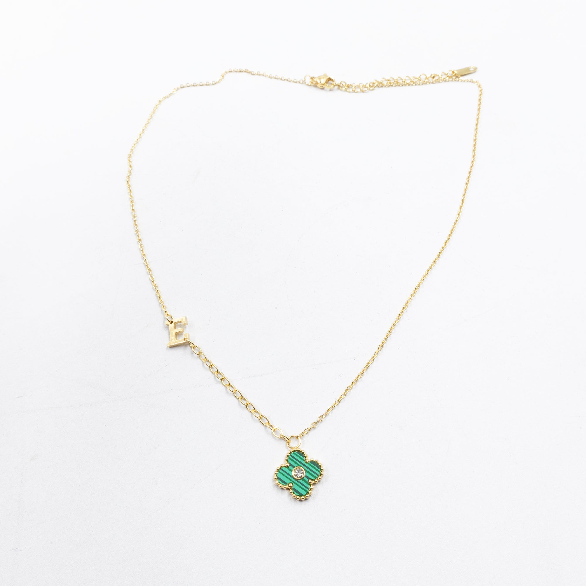 Collar de Dije de Trebol y letra D,E,F  M2 Oro Laminado