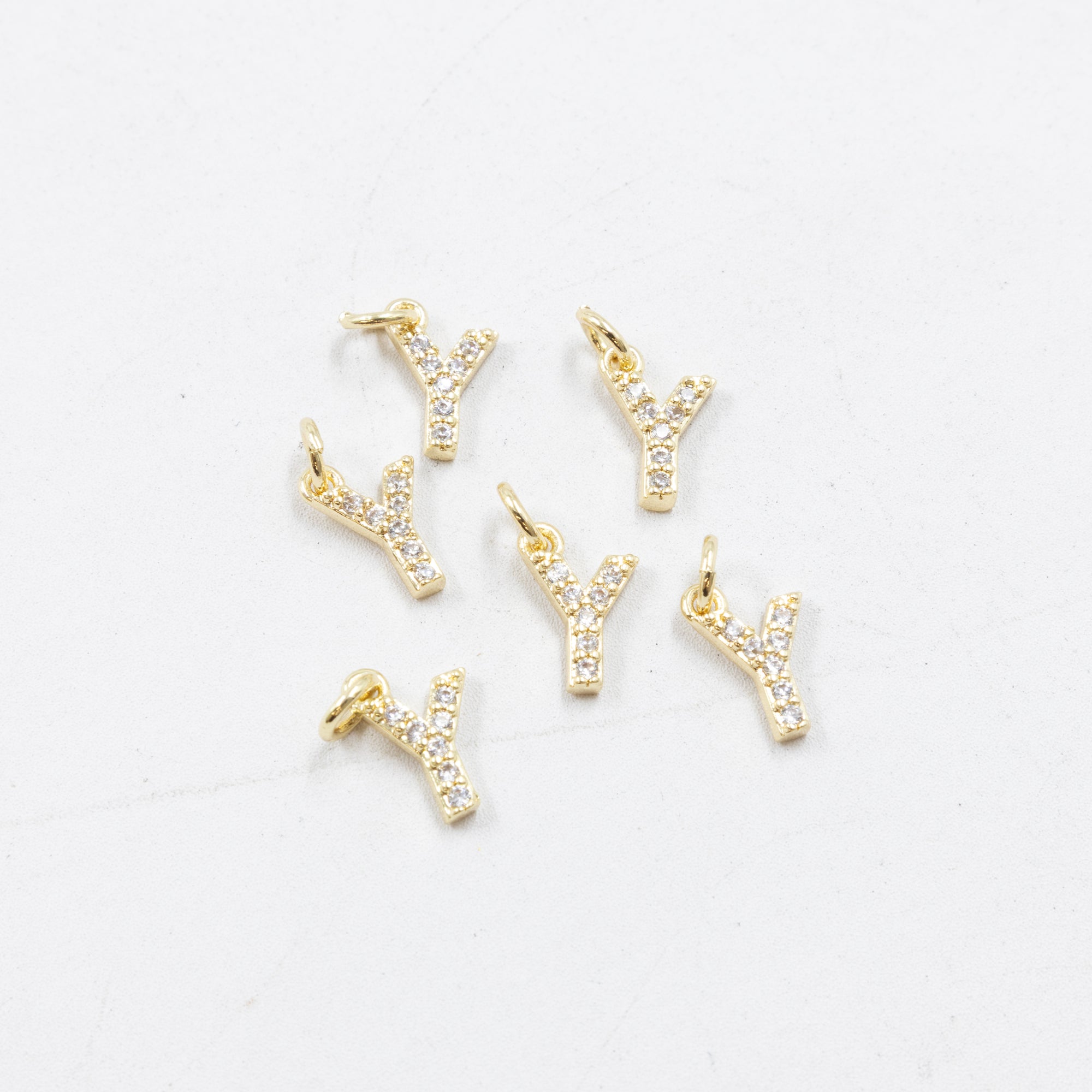 Paquete de 6 Dijes de Letras con piedras M3 Oro Laminado
