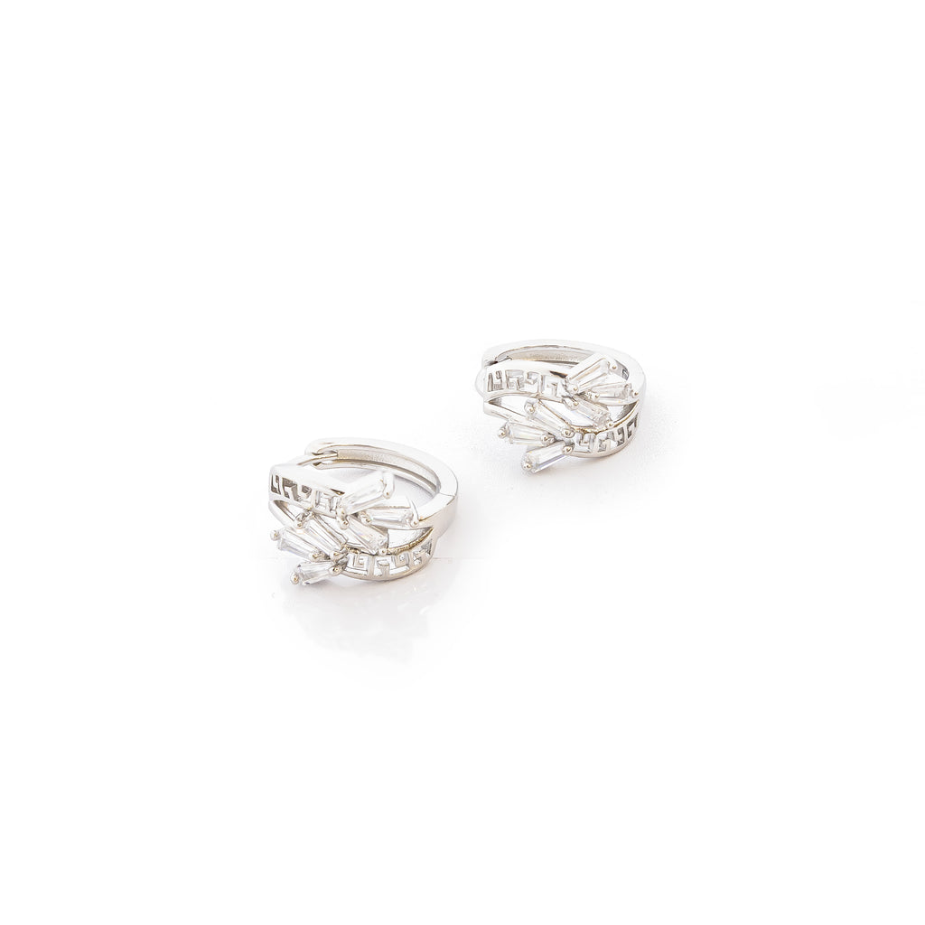Aretes Plateados Huggies con Piedras Blancas M3 Oro Laminado