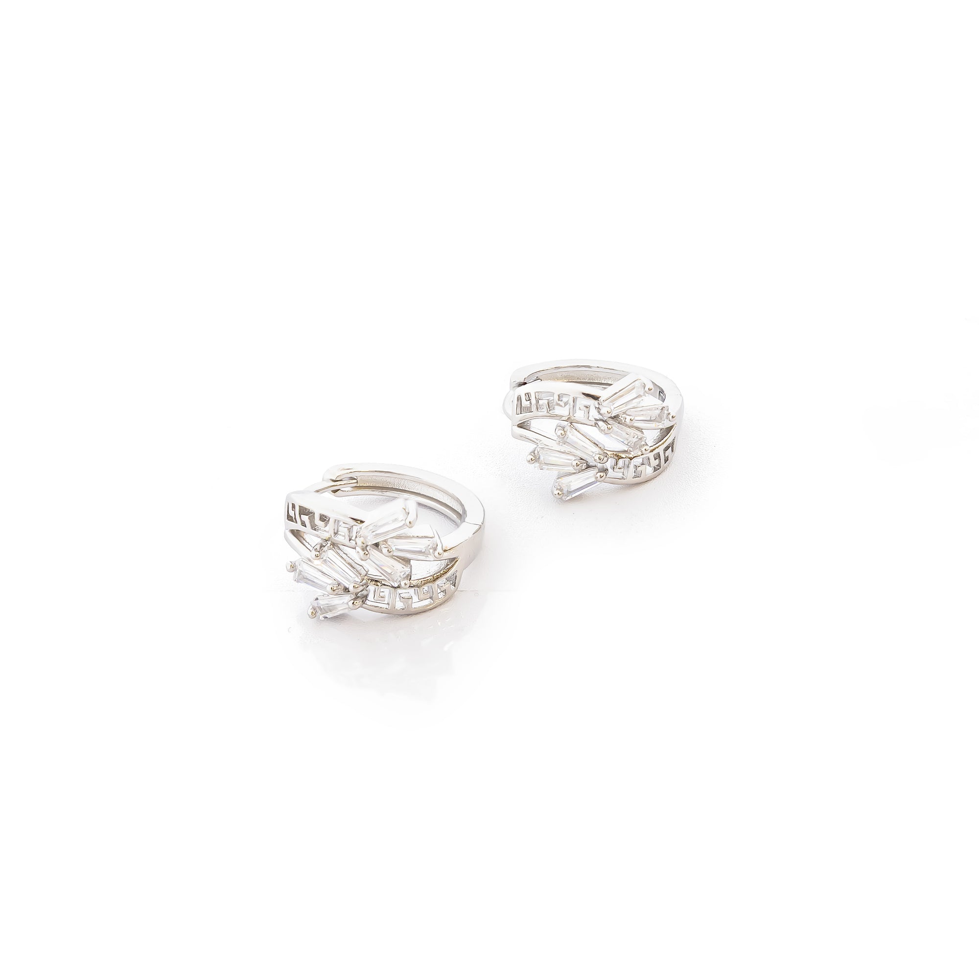 Aretes Plateados Huggies con Piedras Blancas M3 Oro Laminado