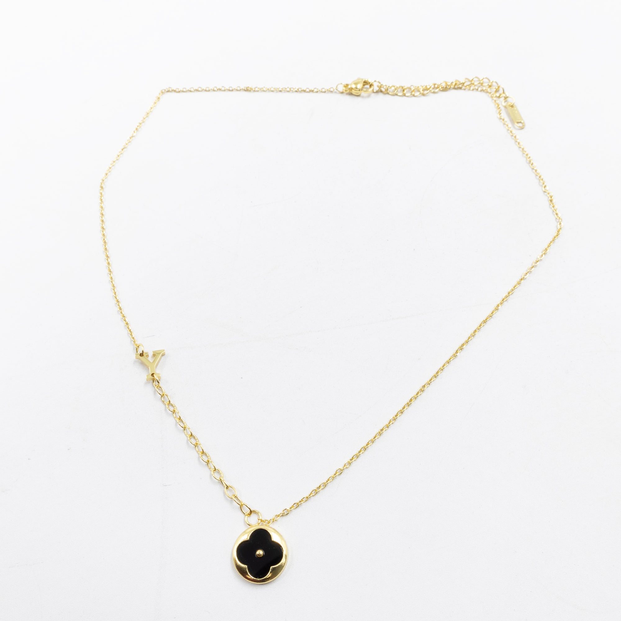 Collares Dorados con dijes de letra P, R,V y dije de Trebol Negro M8 Oro Laminado
