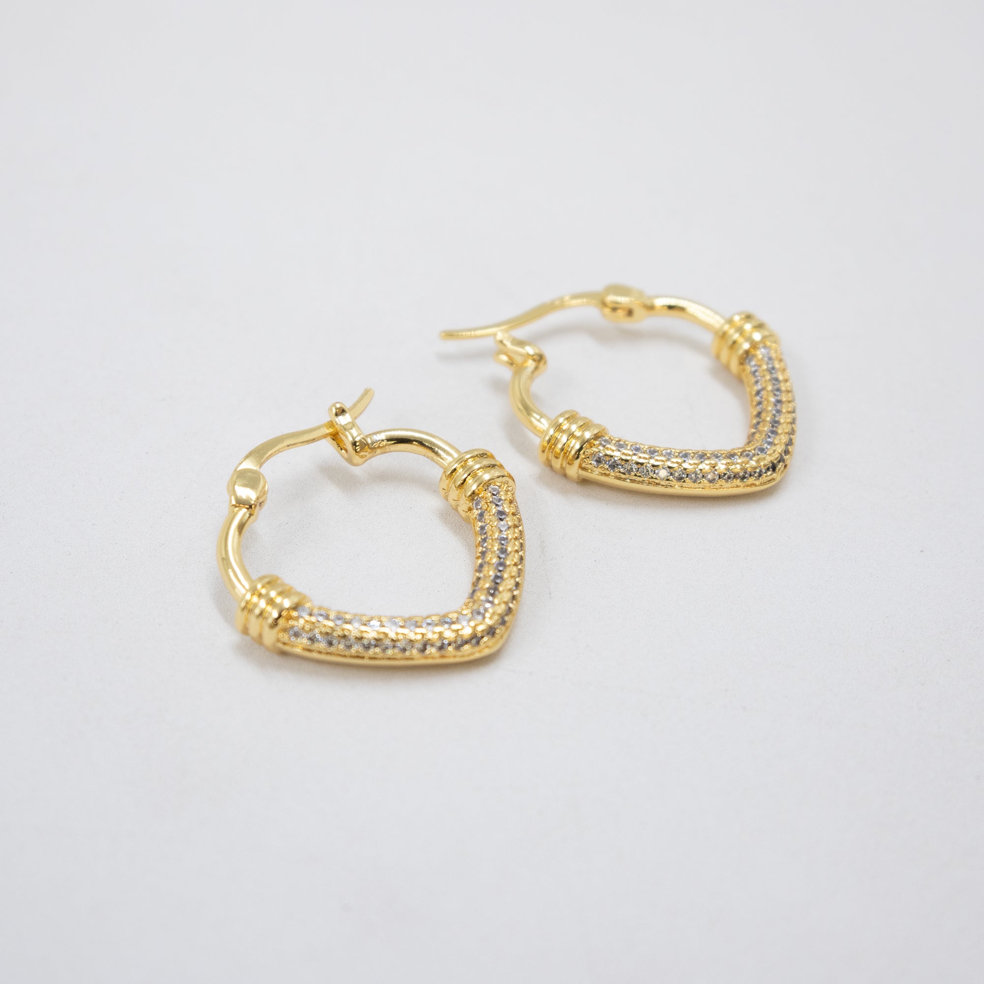Aretes Dorados con Piedras Blancas M2 Oro Laminado