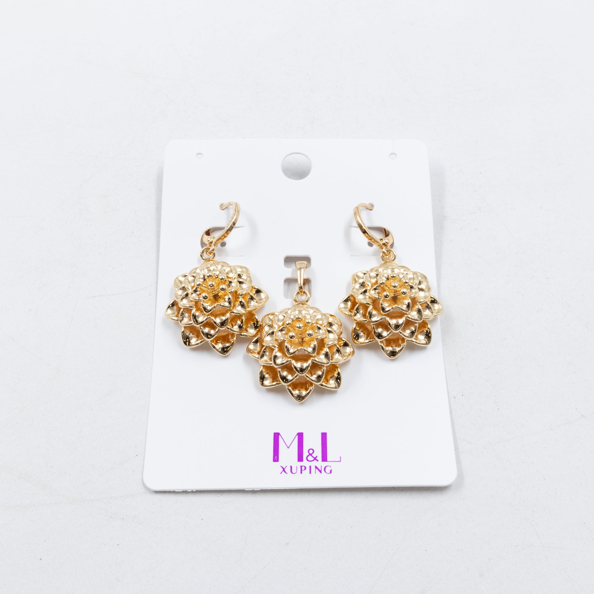 Conjunto de de Aretes y Dije M11 Oro Laminado