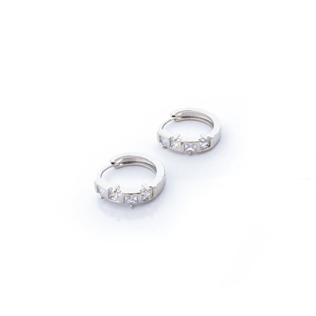 Aretes Plateados Huggies con Piedras Blancas M2 Oro Laminado