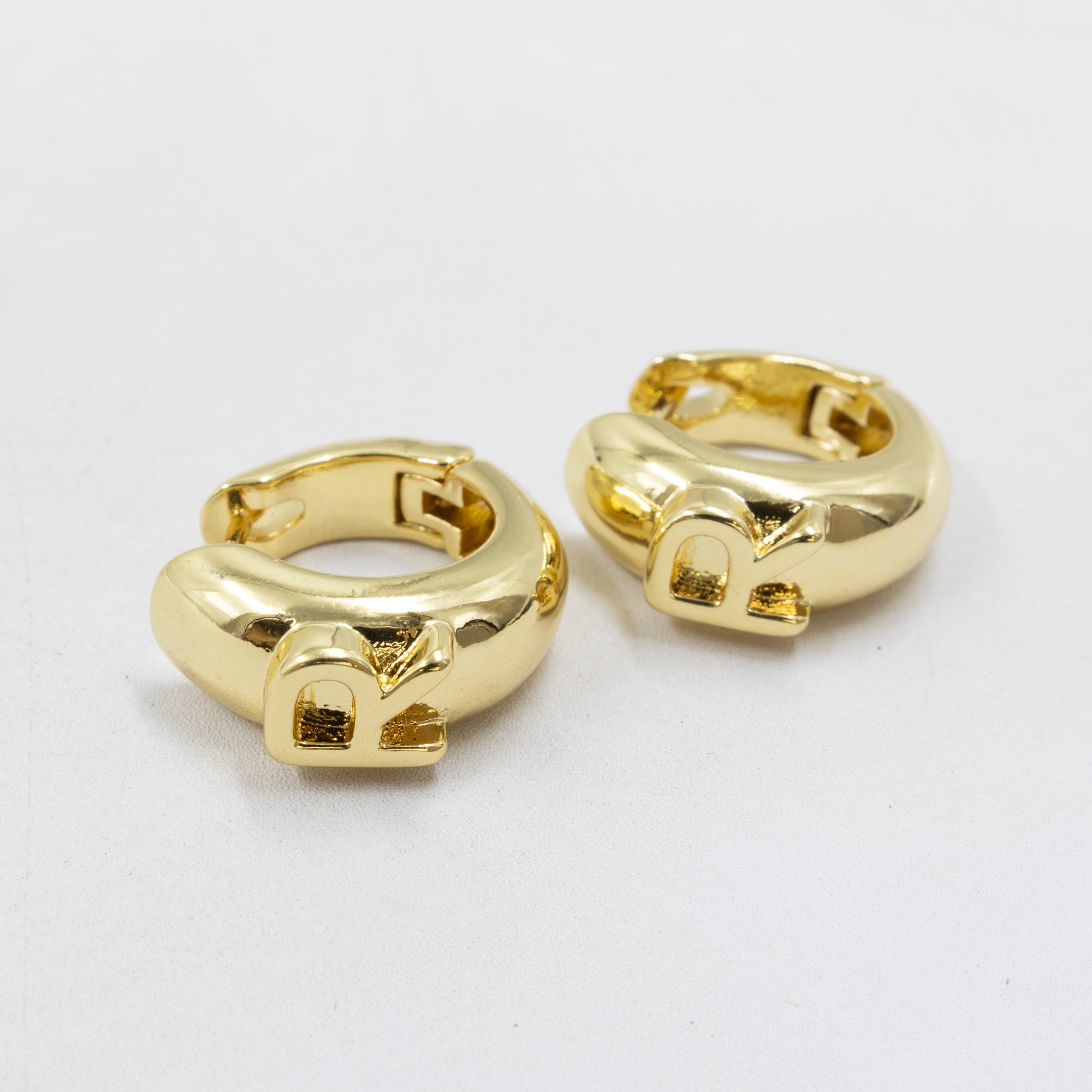 Aretes Dorados con Letra M2 Oro Laminado