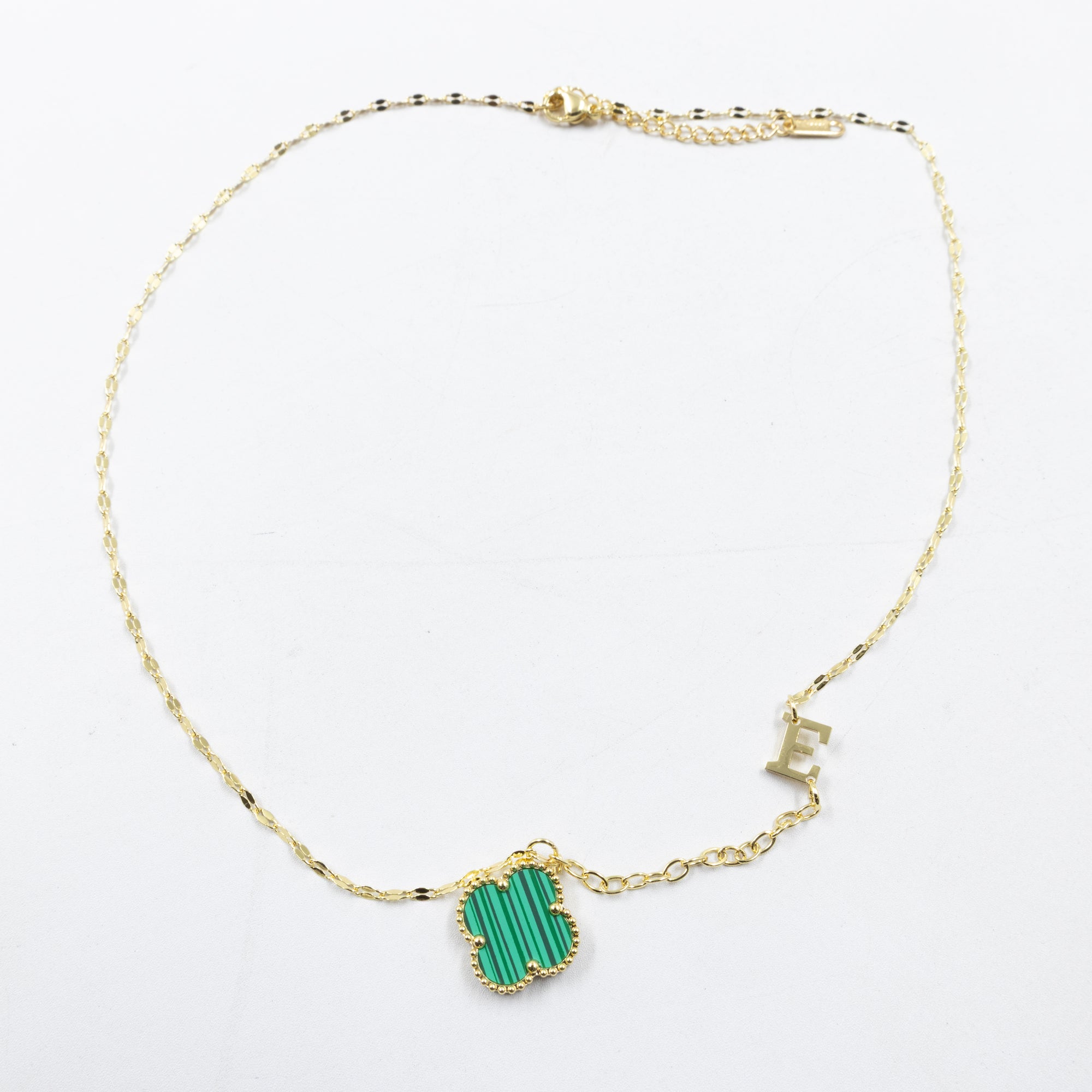 Collares Dorados con dijes de letra D, E ,F y dije de trebol M2 Oro Laminado