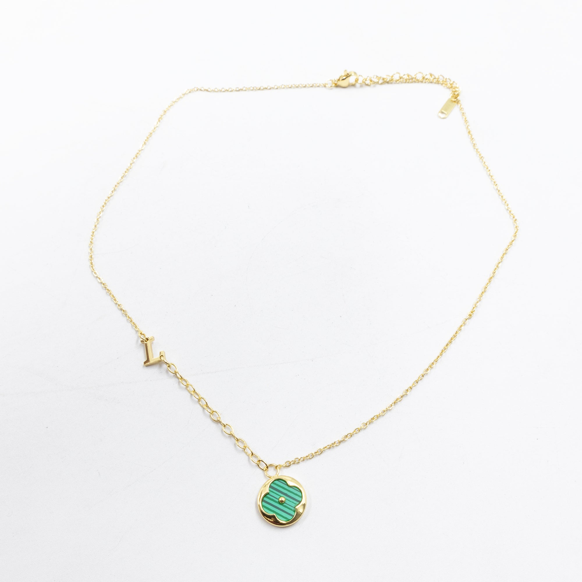 Collares Dorados con dijes de letra M,L,K y dije de Trebol M4 Oro Laminado