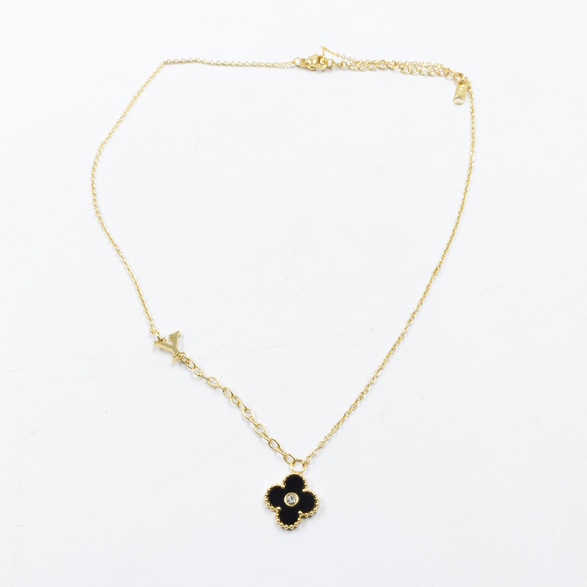 Collar de Dije de Trebol y letras M9 Oro Laminado