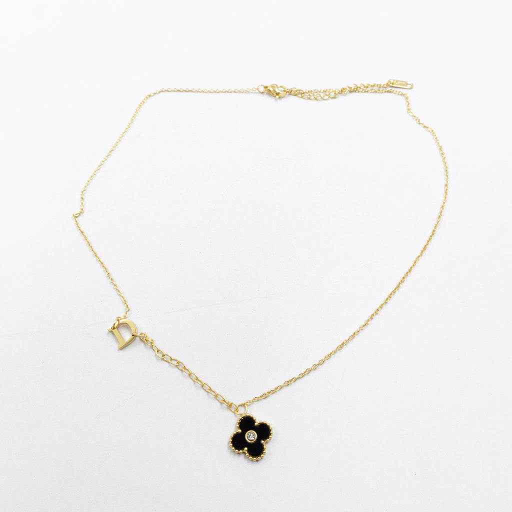 Collar de Dije de Trebol y letras M8 Oro Laminado