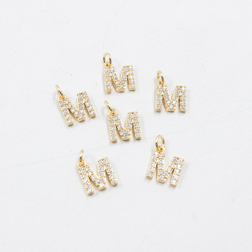 Paquete de 6 Dijes de Letras con piedras M2 Oro Laminado