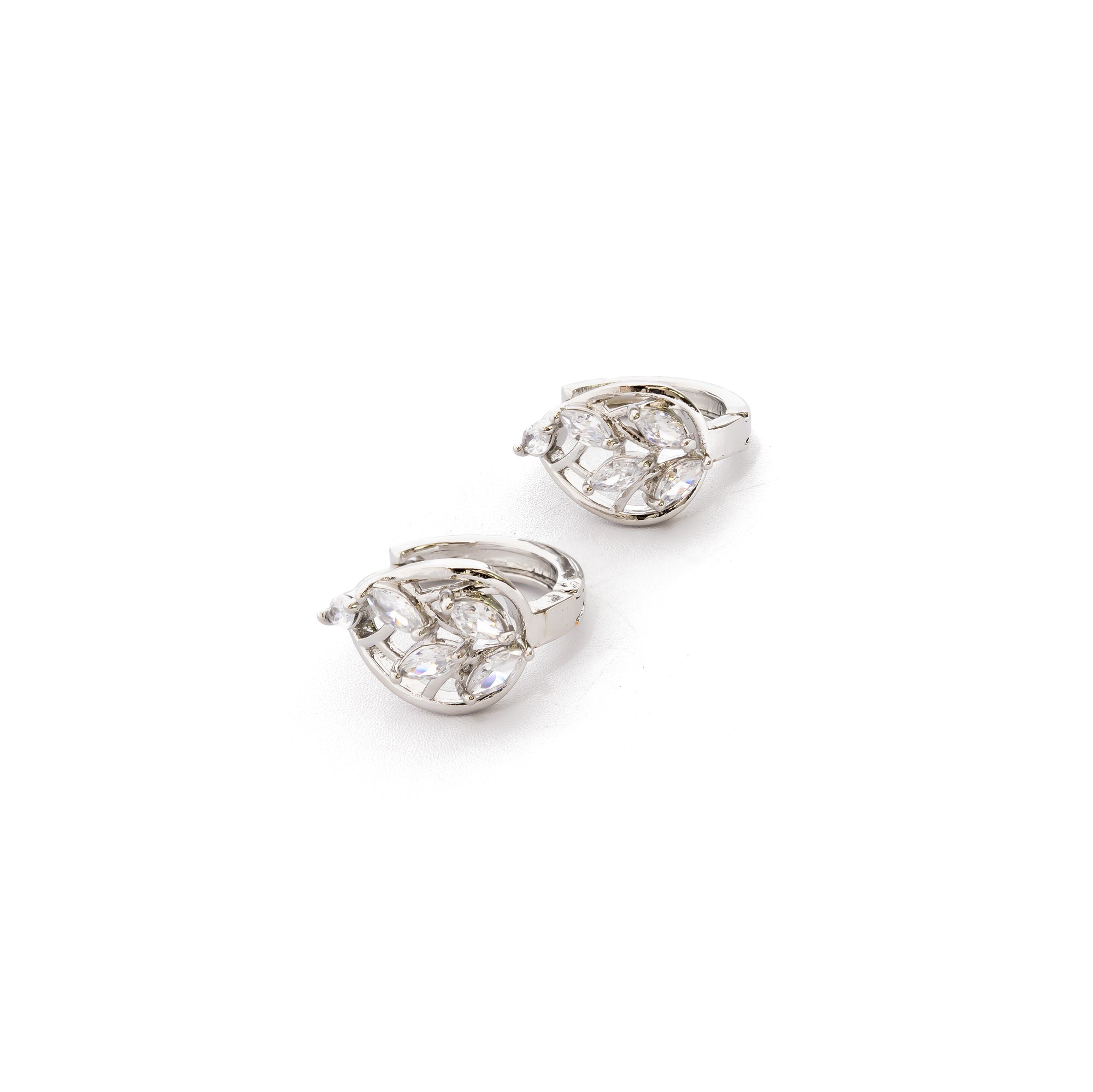 Aretes Plateados Huggies con Piedras Blancas M1 Oro Laminado