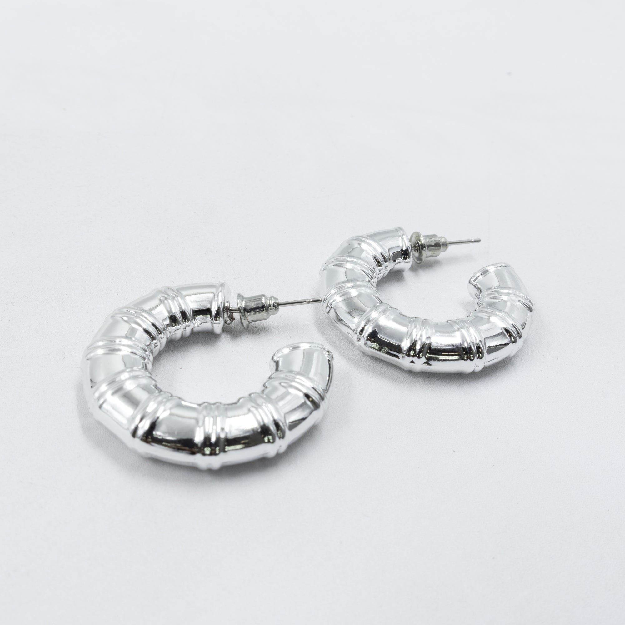 Aretes Plateados Diferentes Diseños 26/05/26 M3 Oro Laminado
