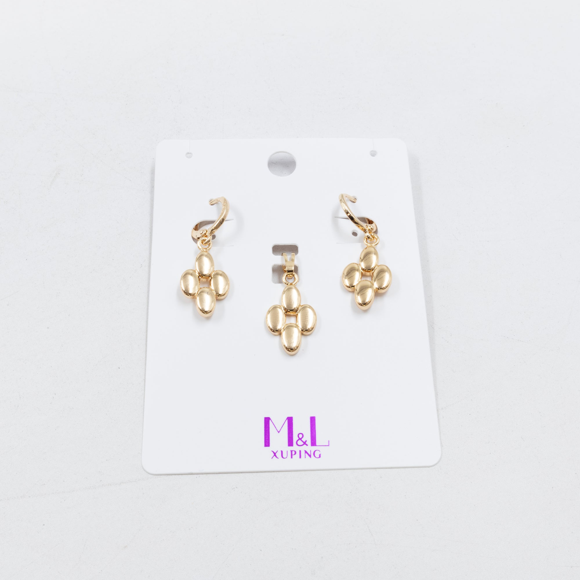 Conjunto de de Aretes y Dije M4 Oro Laminado