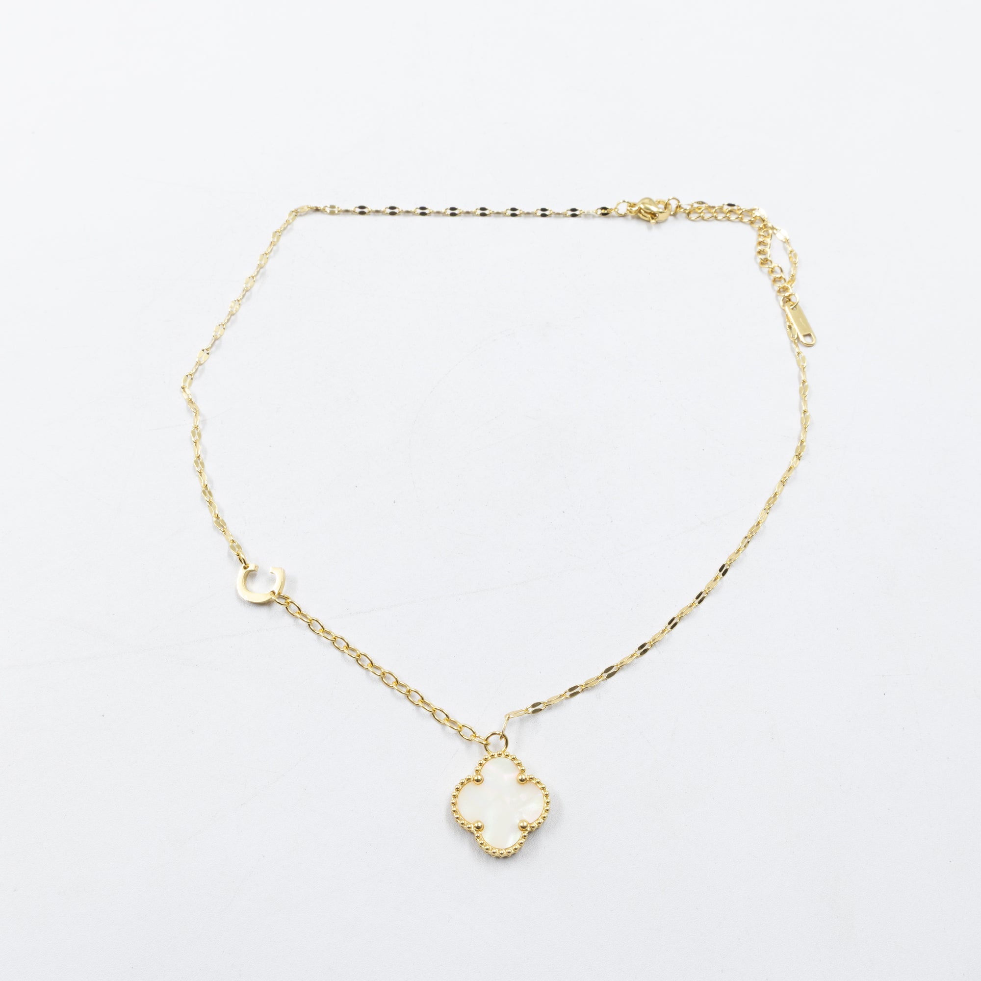 Collares Dorados con dijes de letra A, B, C y de Trebol M1 Oro Laminado