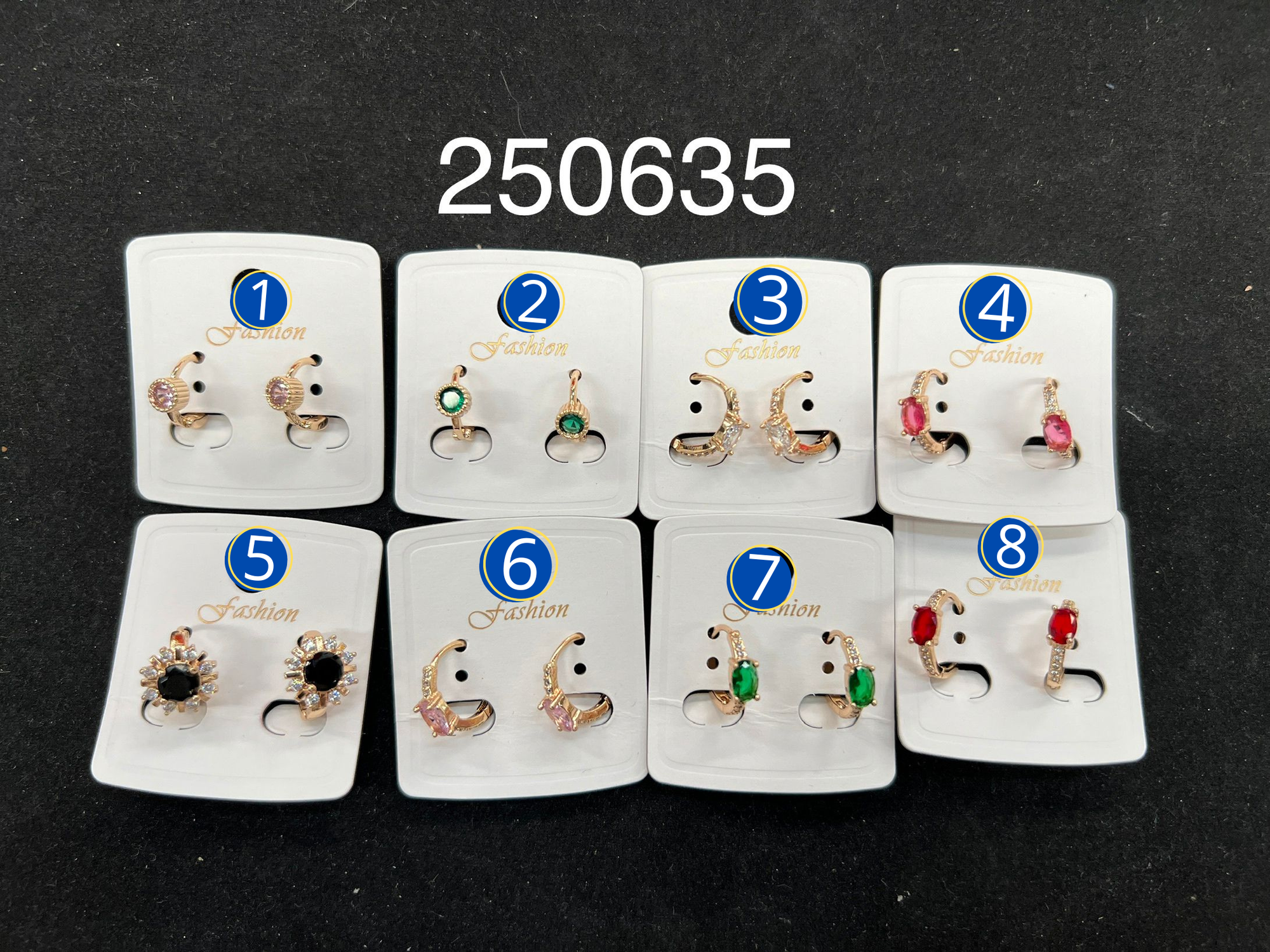 [05/AGOSTO/26] Aretes Dorados con piedras M3 Oro Laminado