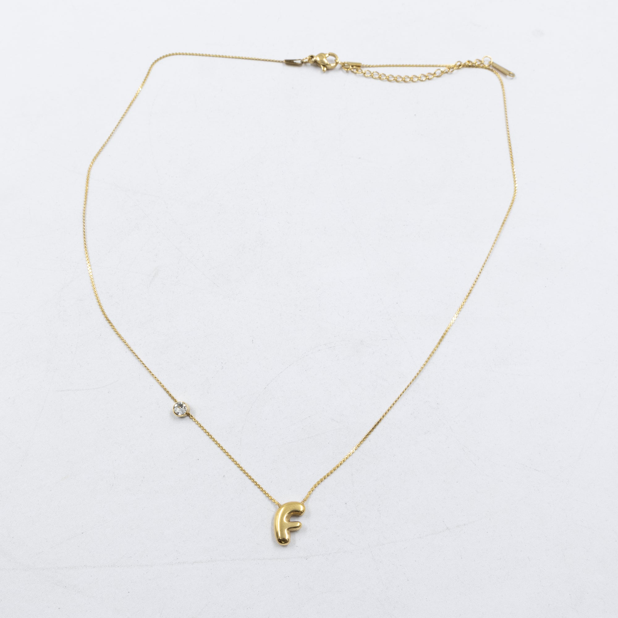 Collar Dorado con Dije de letras pequeñas M1 Oro Laminado