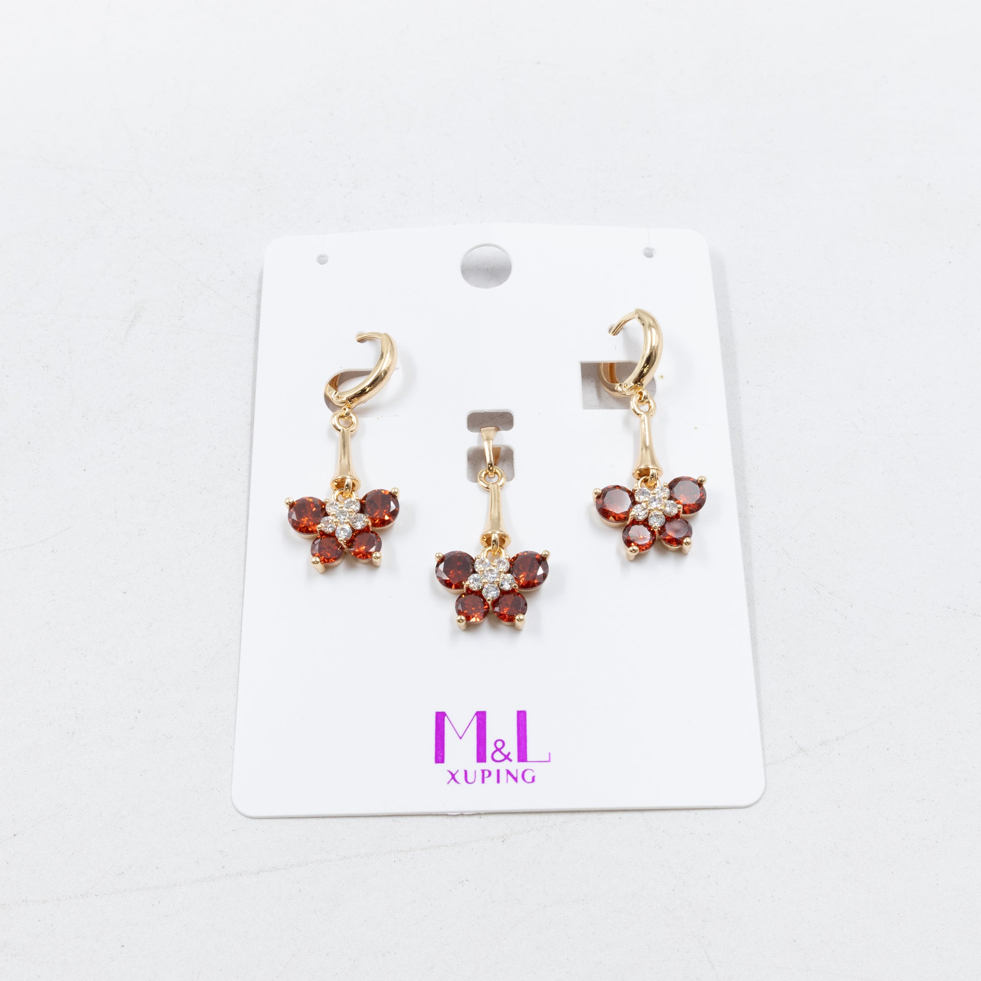 Conjunto de de Aretes y Dije M8 Oro Laminado