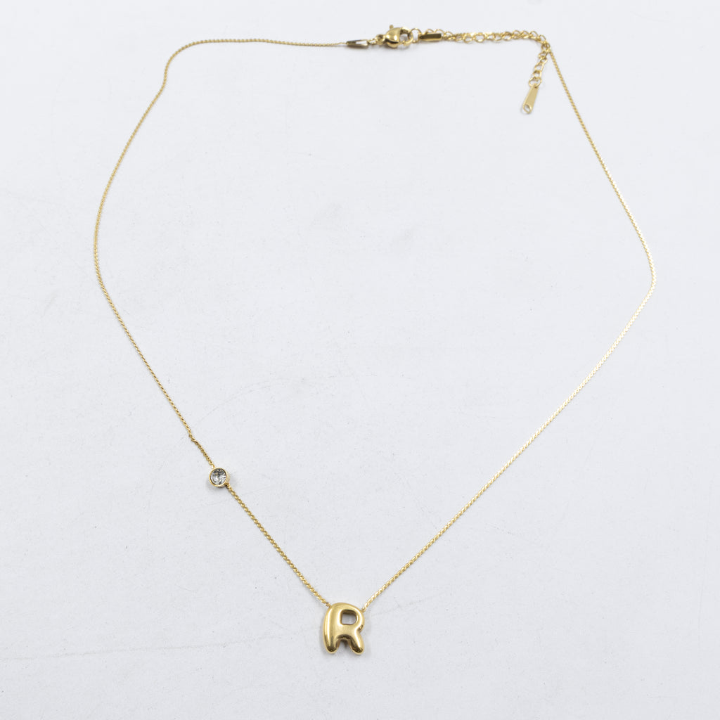 Collar Dorado con Dije de letras pequeñas M2 Oro Laminado