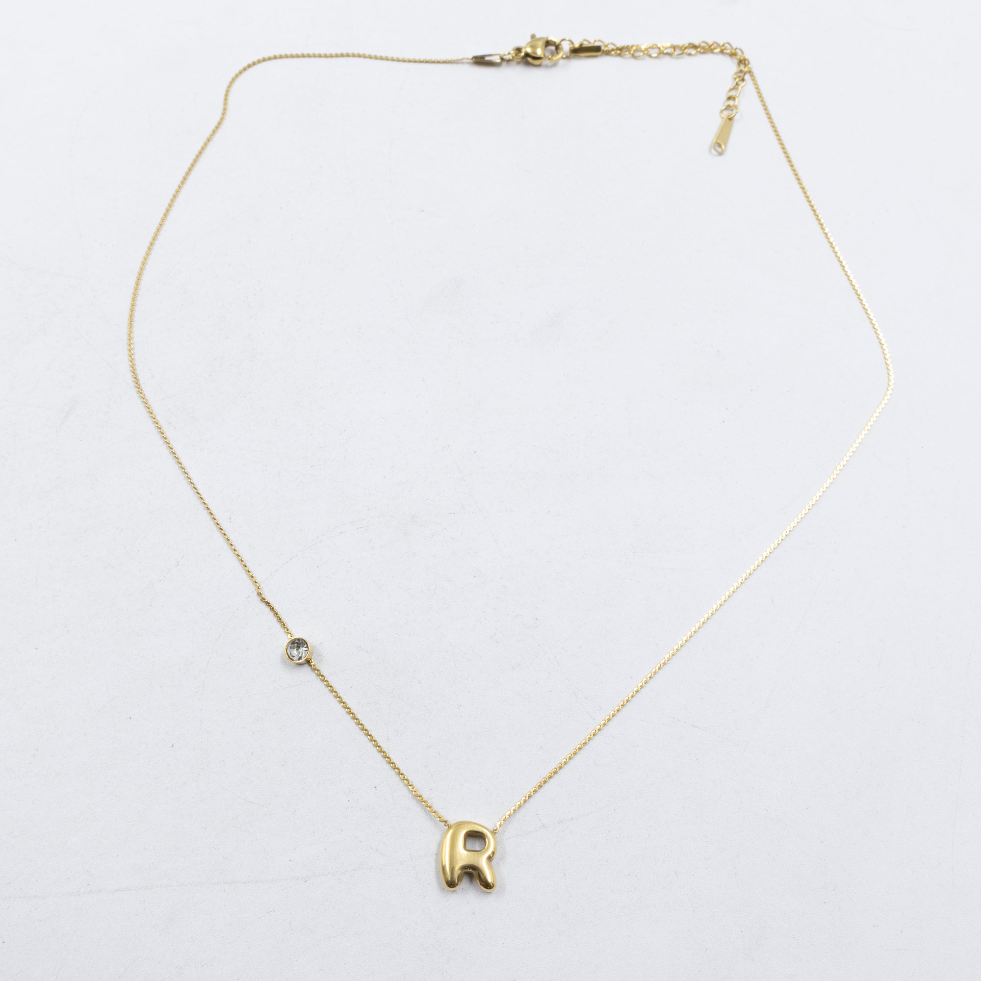 Collar Dorado con Dije de letras pequeñas M2 Oro Laminado