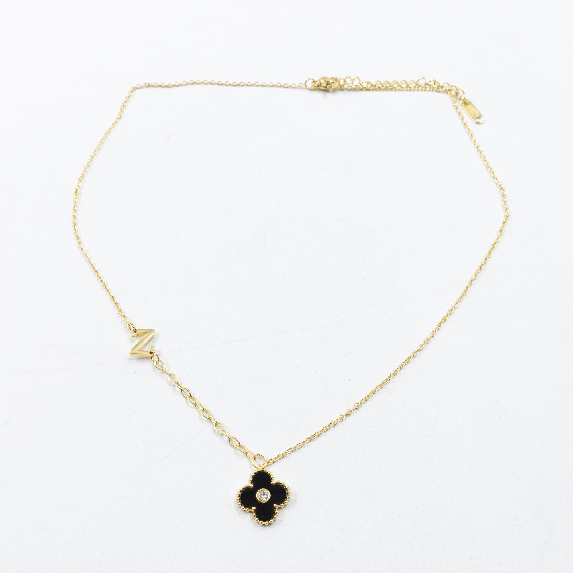 Collar de Dije de Trebol y letras M9 Oro Laminado