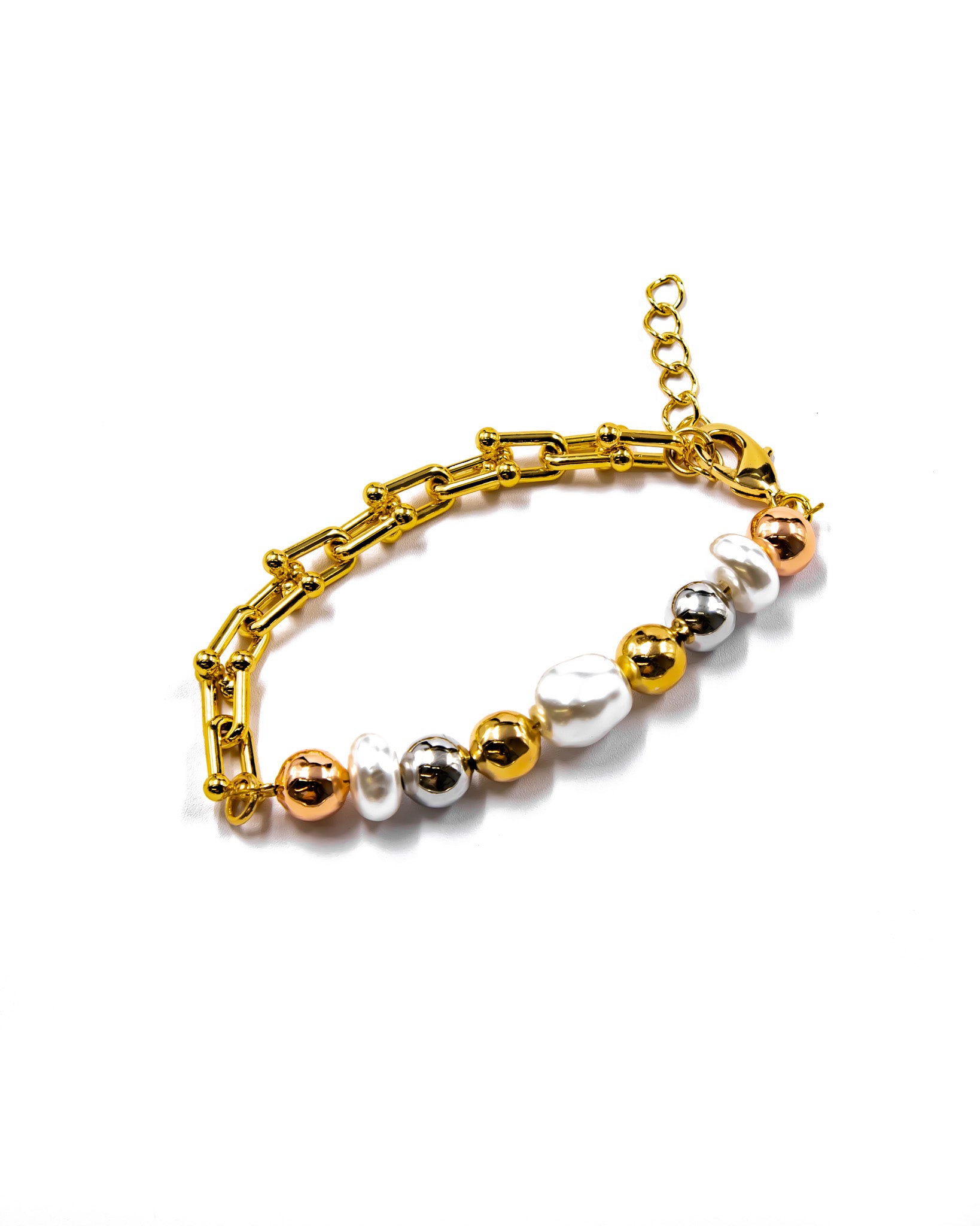 Pulsera Dorada con cuentas y dije - M2 Oro Laminado