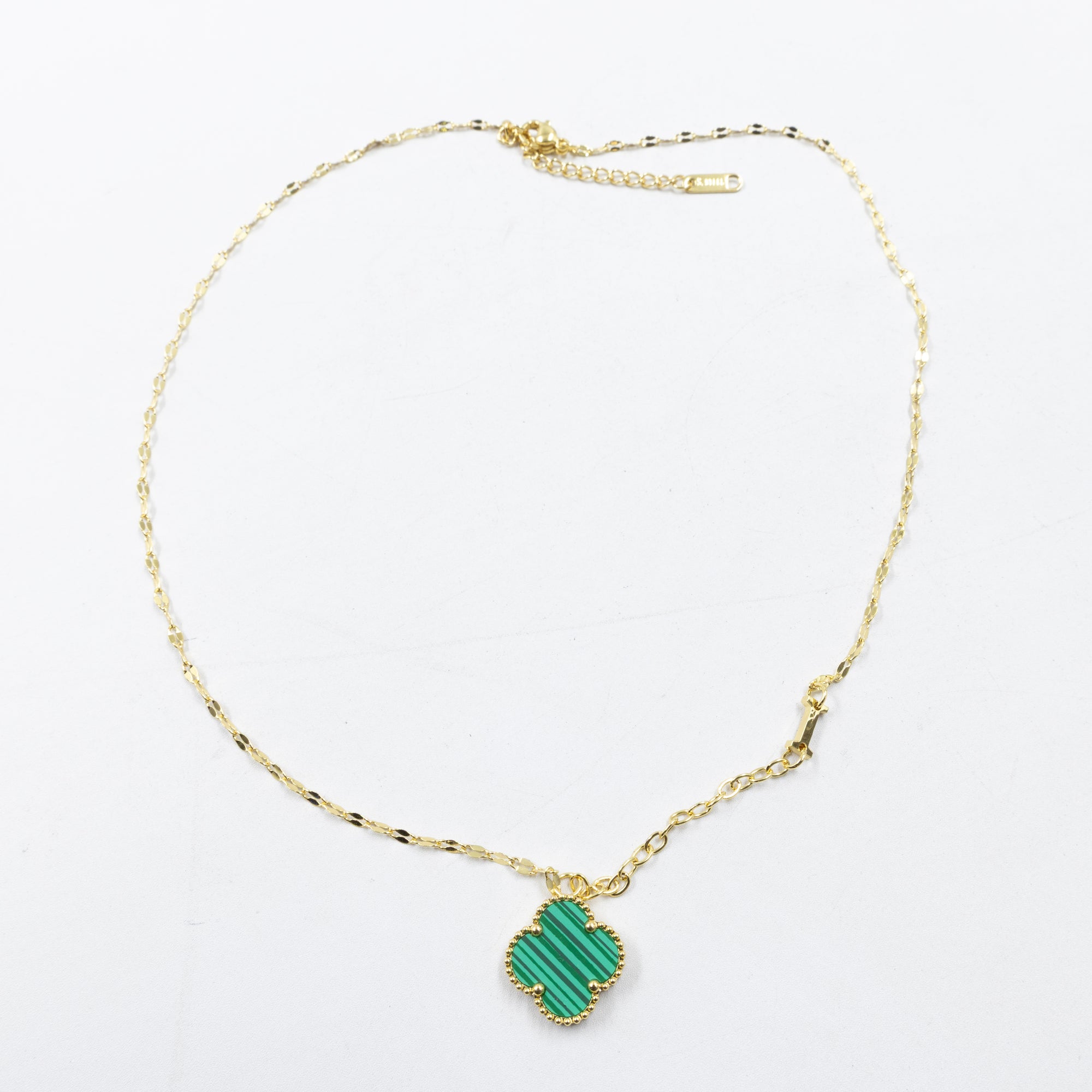 Collares Dorados con dijes de letra G, I ,K y dije de Trebol M3 Oro Laminado
