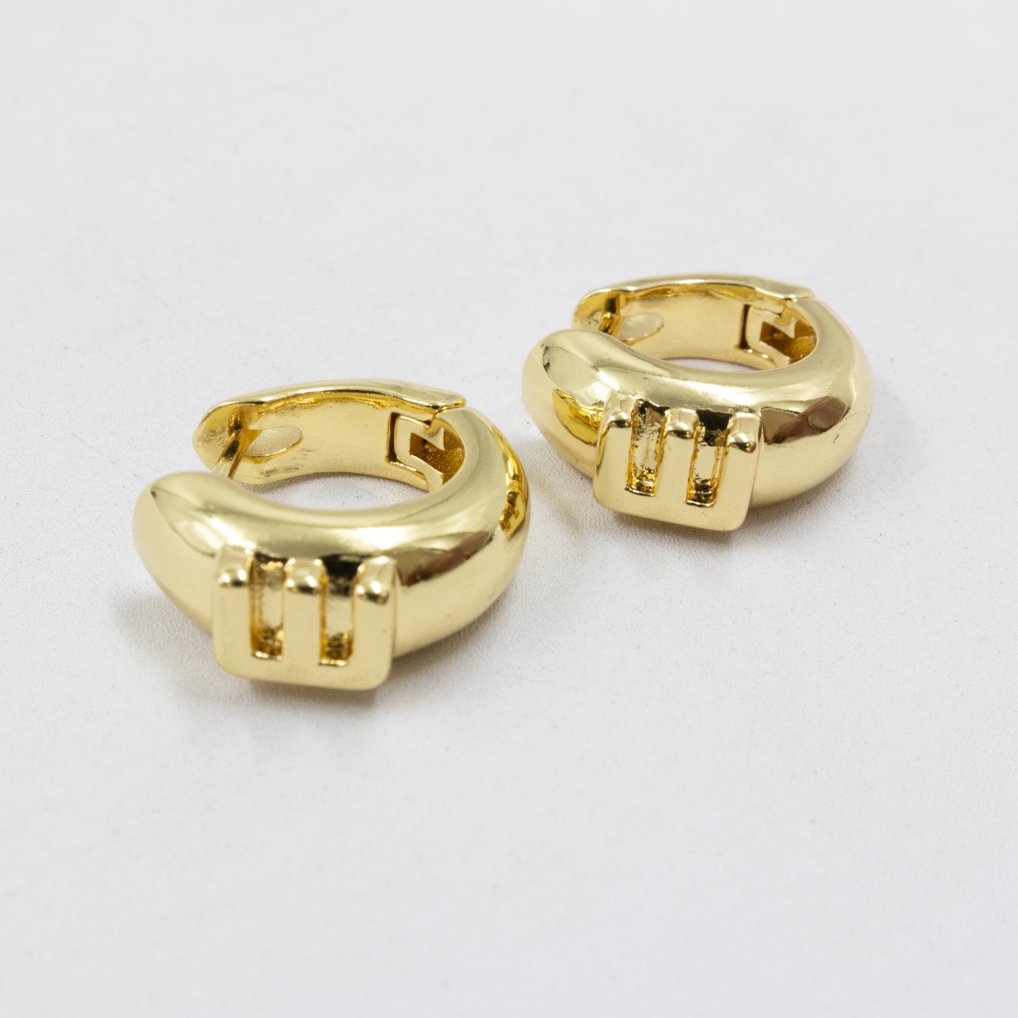 Aretes Dorados con Letra M1 Oro Laminado