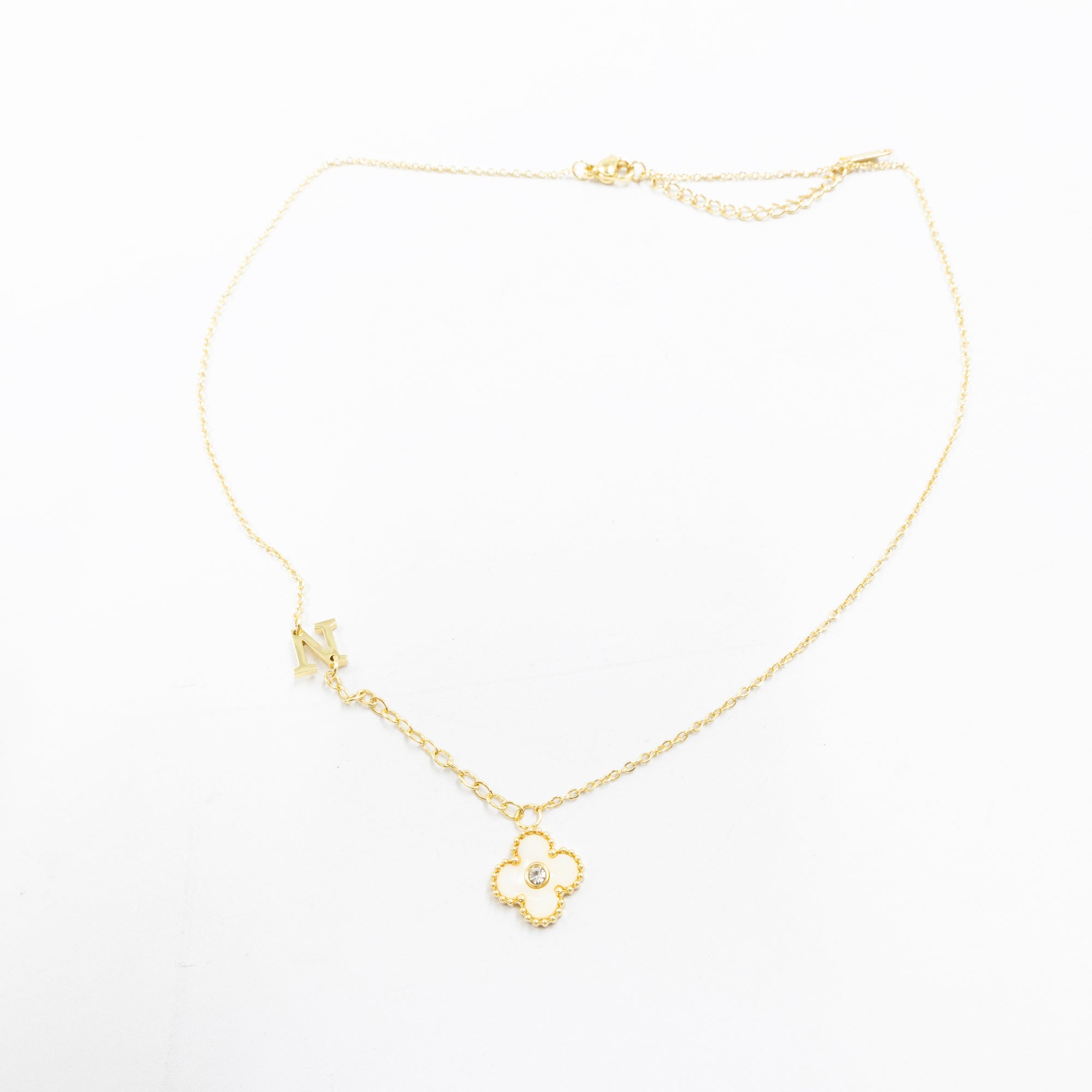 Collar de Dije de Trebol y letra K, M, N M4 Oro Laminado