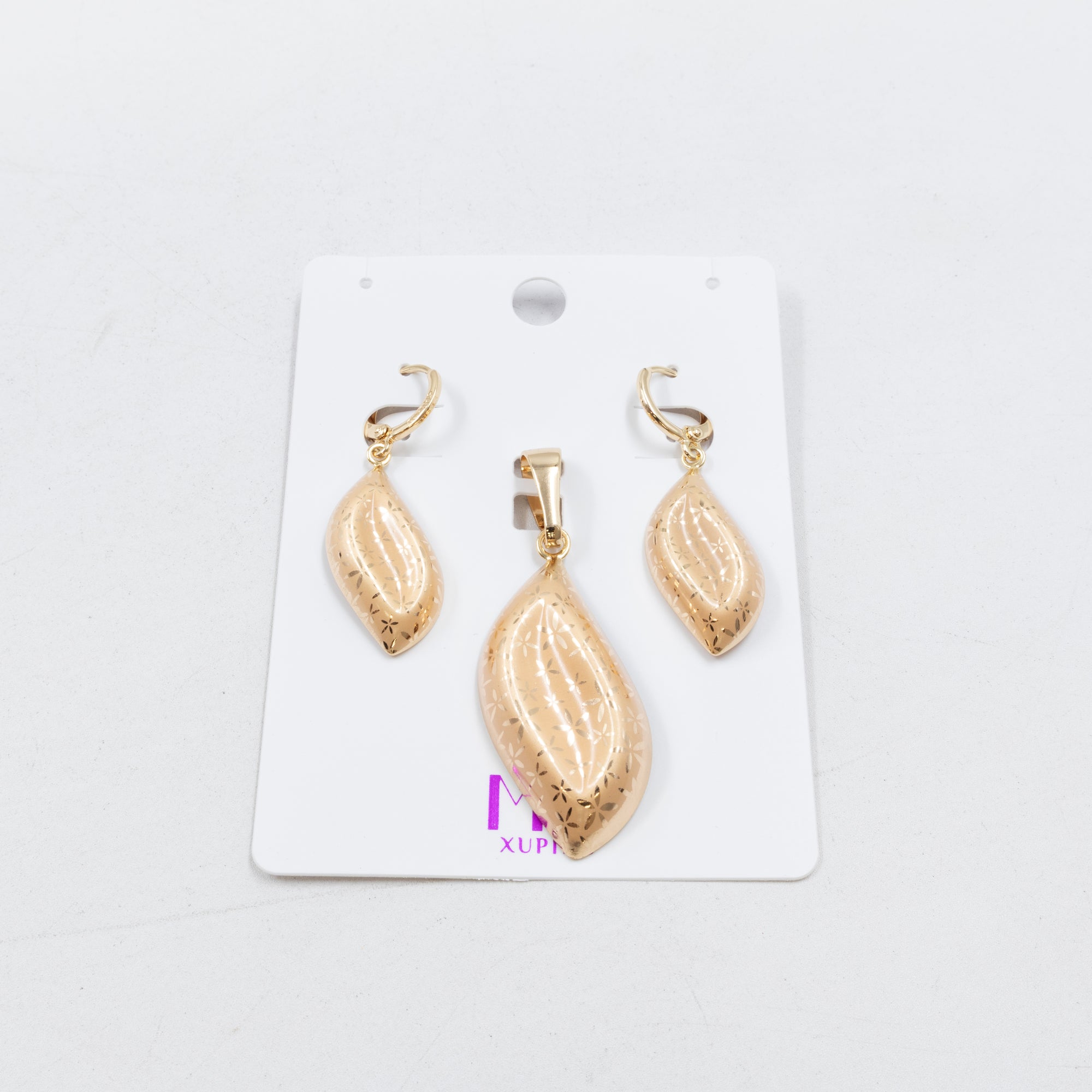 Conjunto de de Aretes y Dije M4 Oro Laminado
