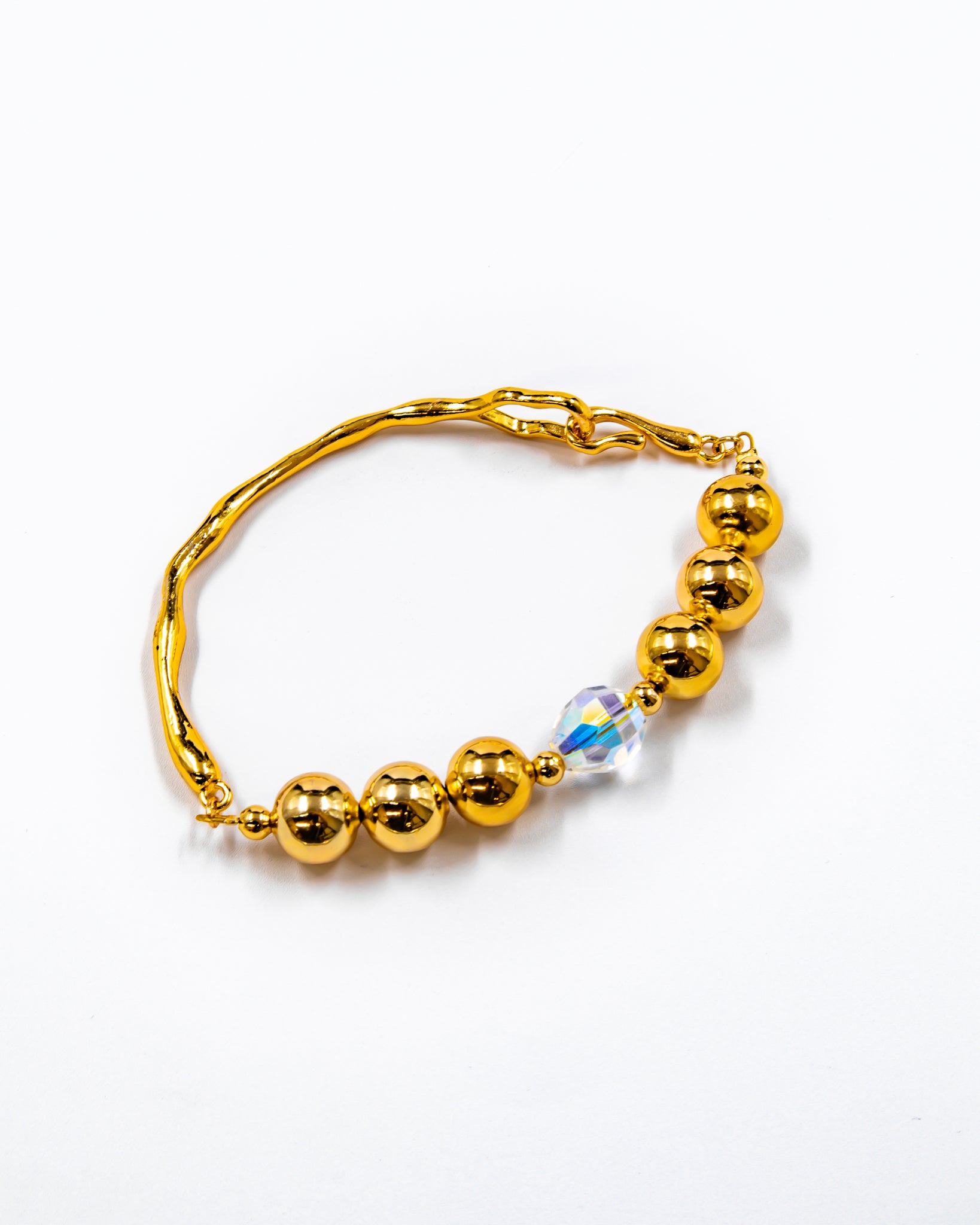 Pulsera rigida con cuentas y dije - M1 Oro Laminado