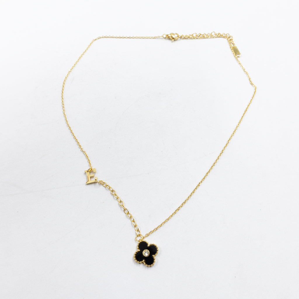 Collar de Dije de Trebol y letras M8 Oro Laminado