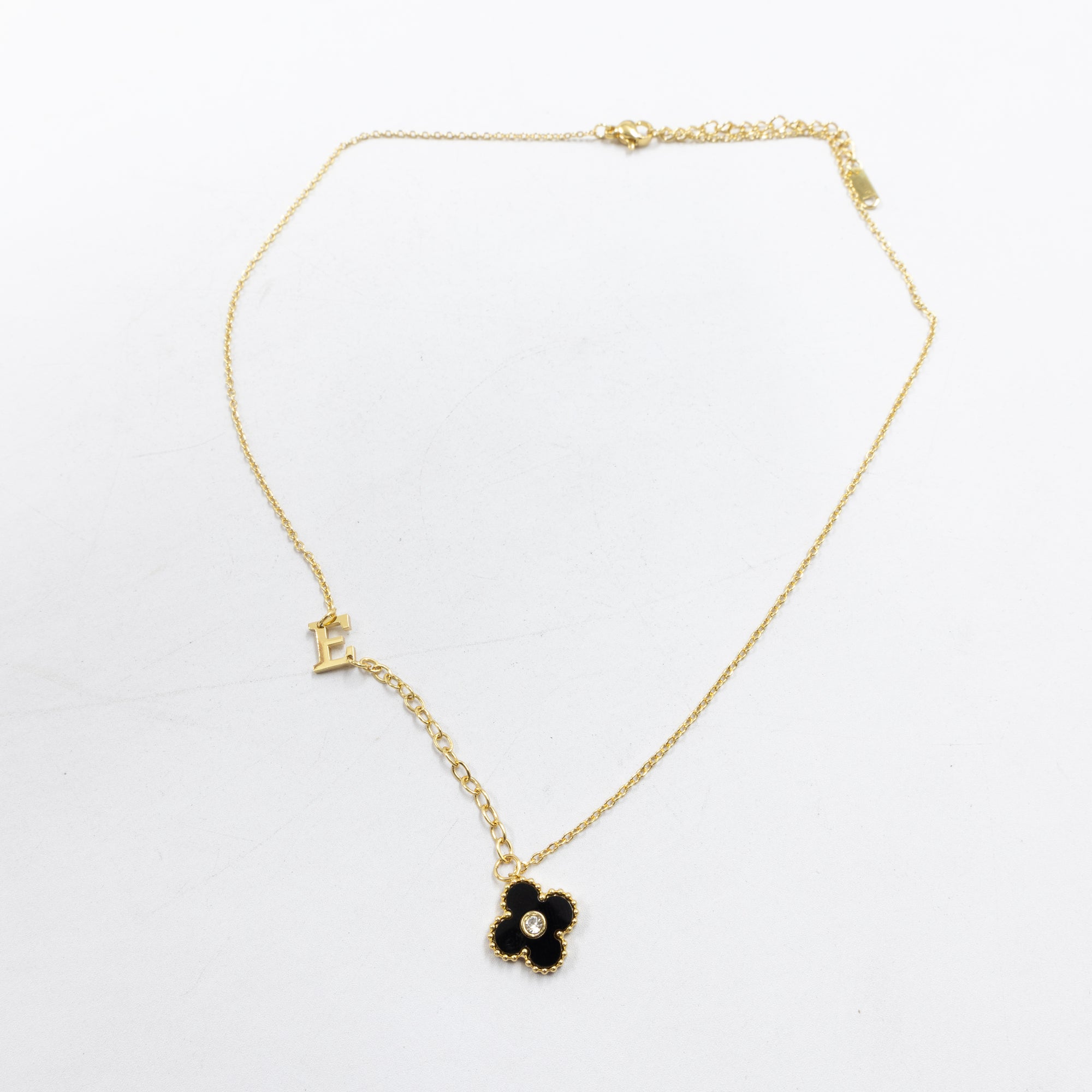 Collar de Dije de Trebol y letras M8 Oro Laminado
