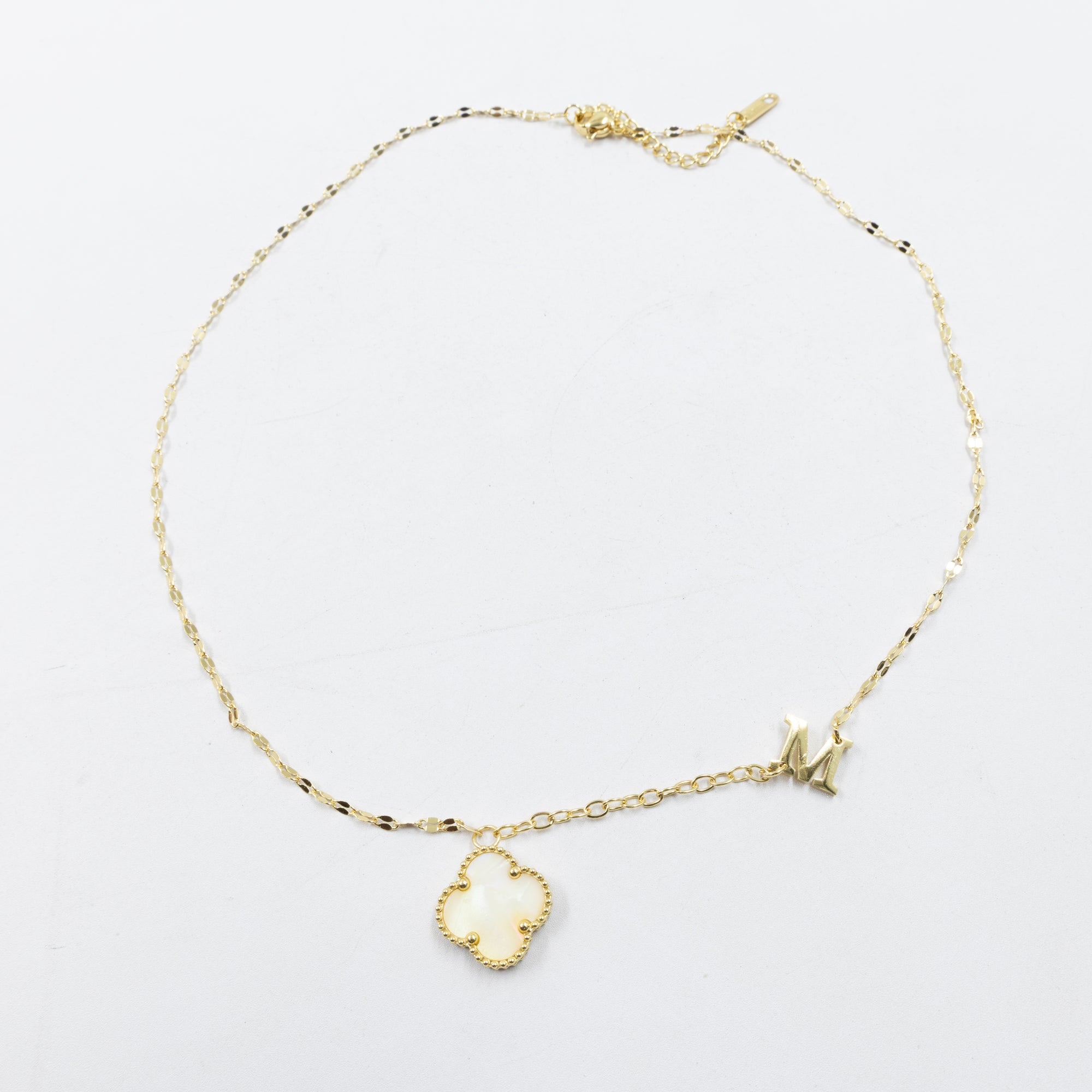 Collares Dorados con dijes de letra L, M, N y dije de Trebol M4 Oro Laminado