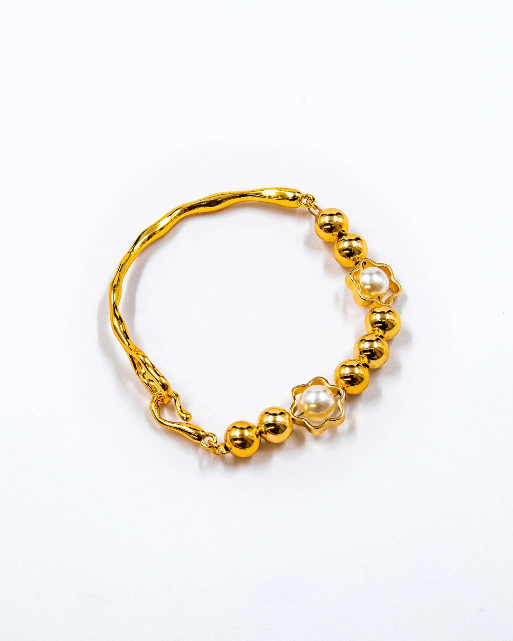 Pulsera rigida con cuentas y dije - M2 Oro Laminado