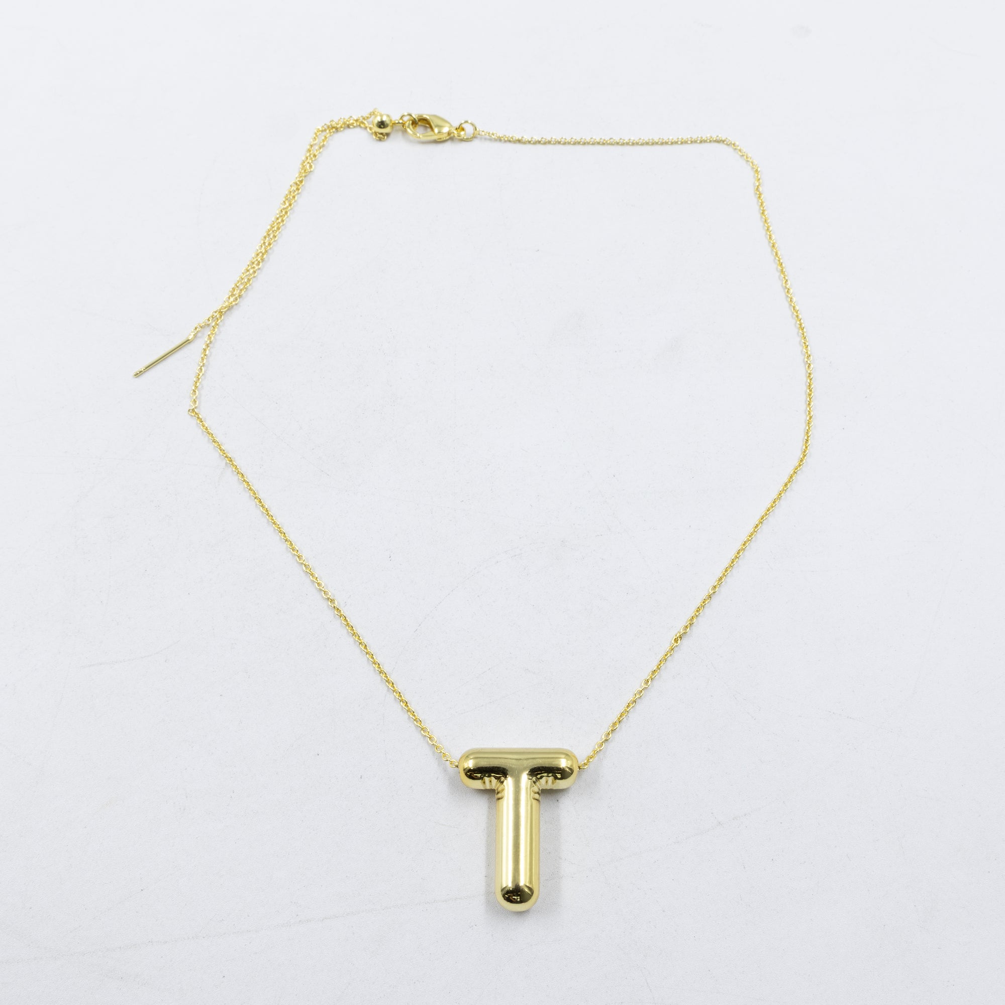 Collar Dorado con Dije de letras Grandes M2 Oro Laminado