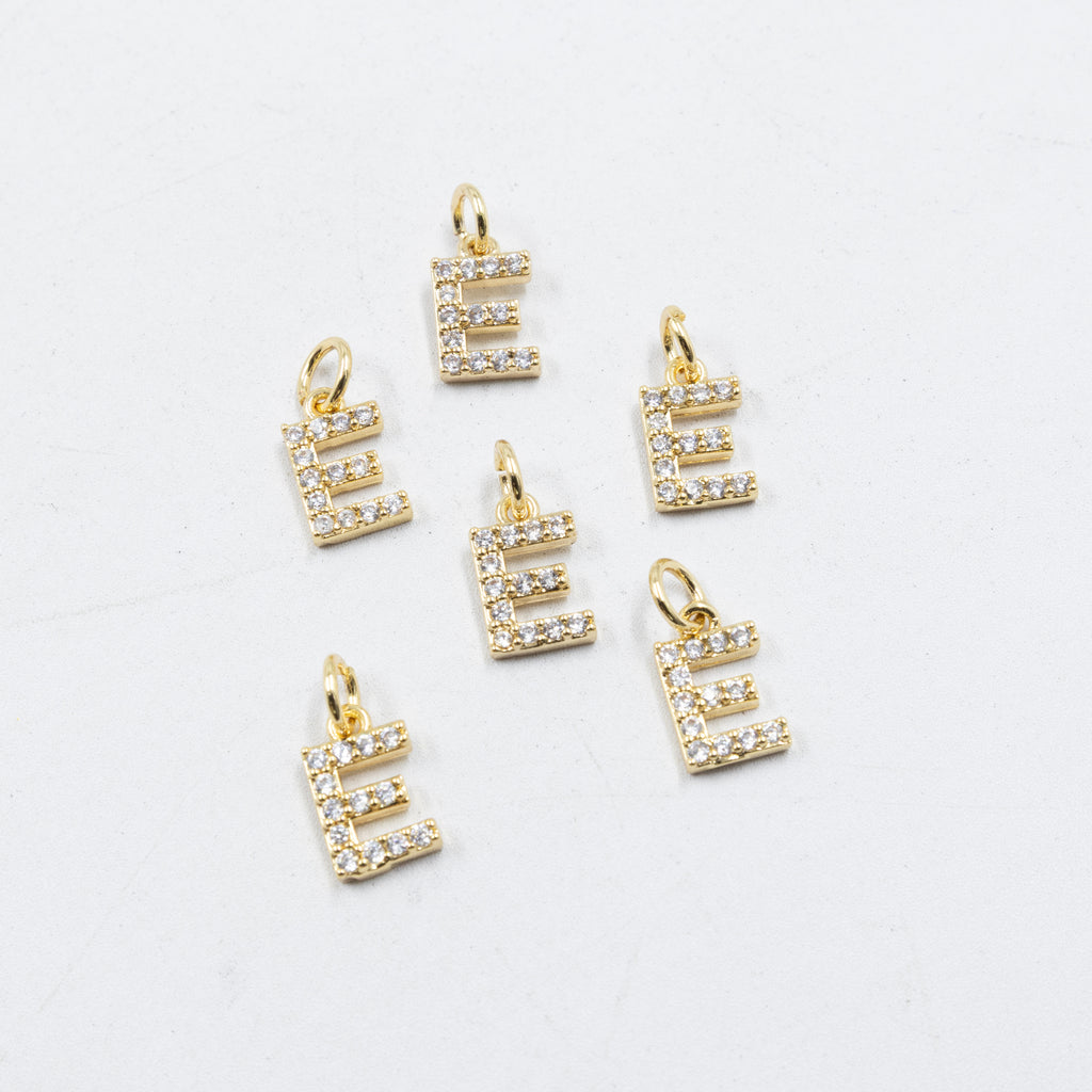 Paquete de 6 Dijes de Letras con piedras M1 Oro Laminado
