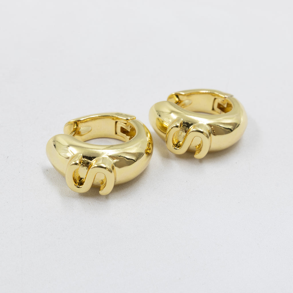 Aretes Dorados con Letra M2 Oro Laminado
